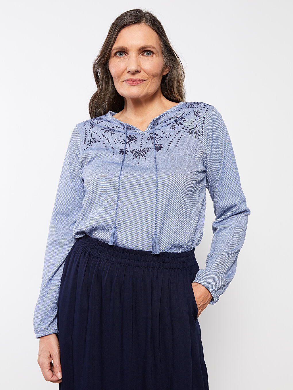 Mavi Bağlamalı Yaka Baskılı Uzun Kollu Kadın Tişört