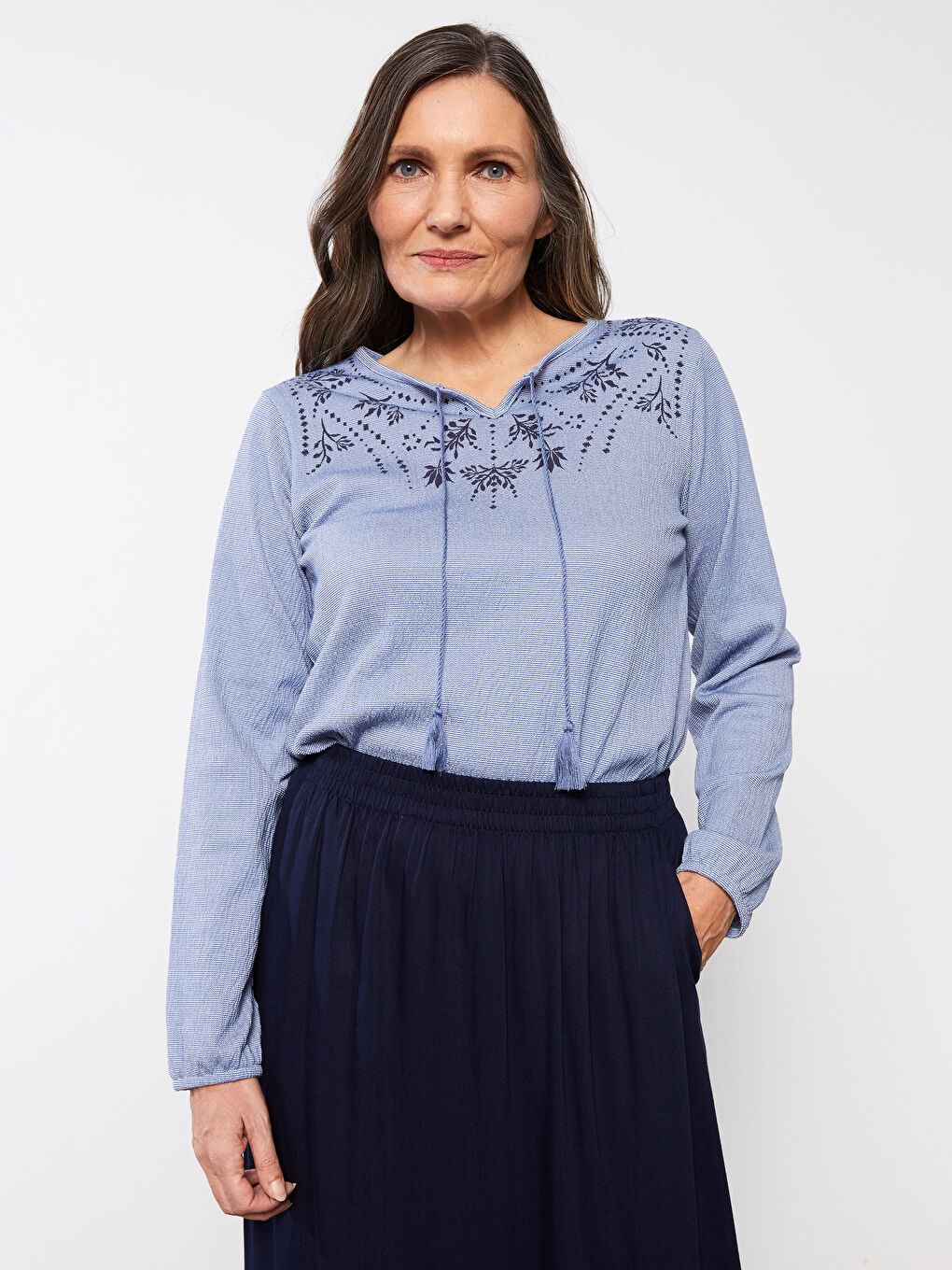 Mavi Bağlamalı Yaka Baskılı Uzun Kollu Kadın Tişört-2