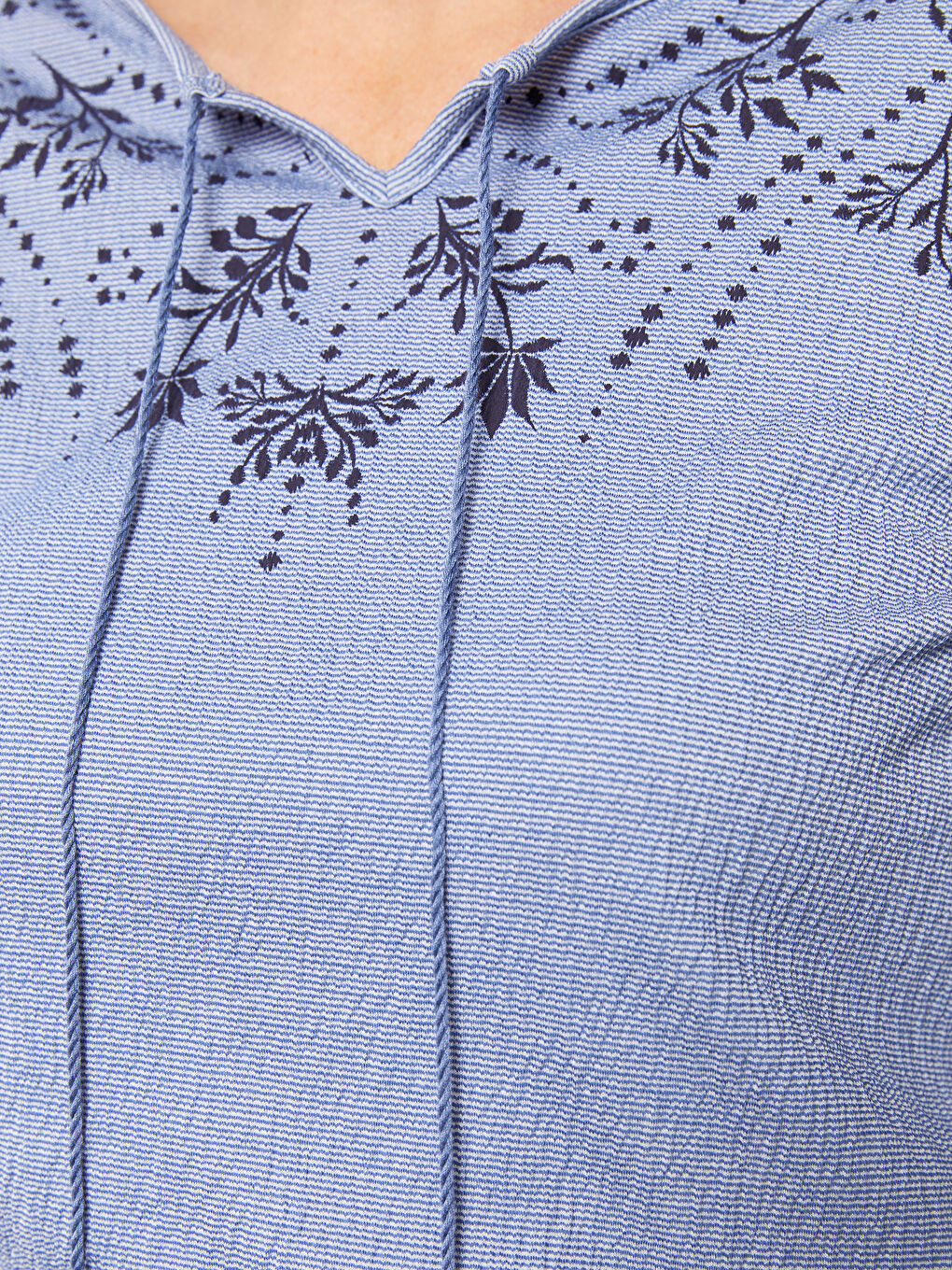 Mavi Bağlamalı Yaka Baskılı Uzun Kollu Kadın Tişört-3