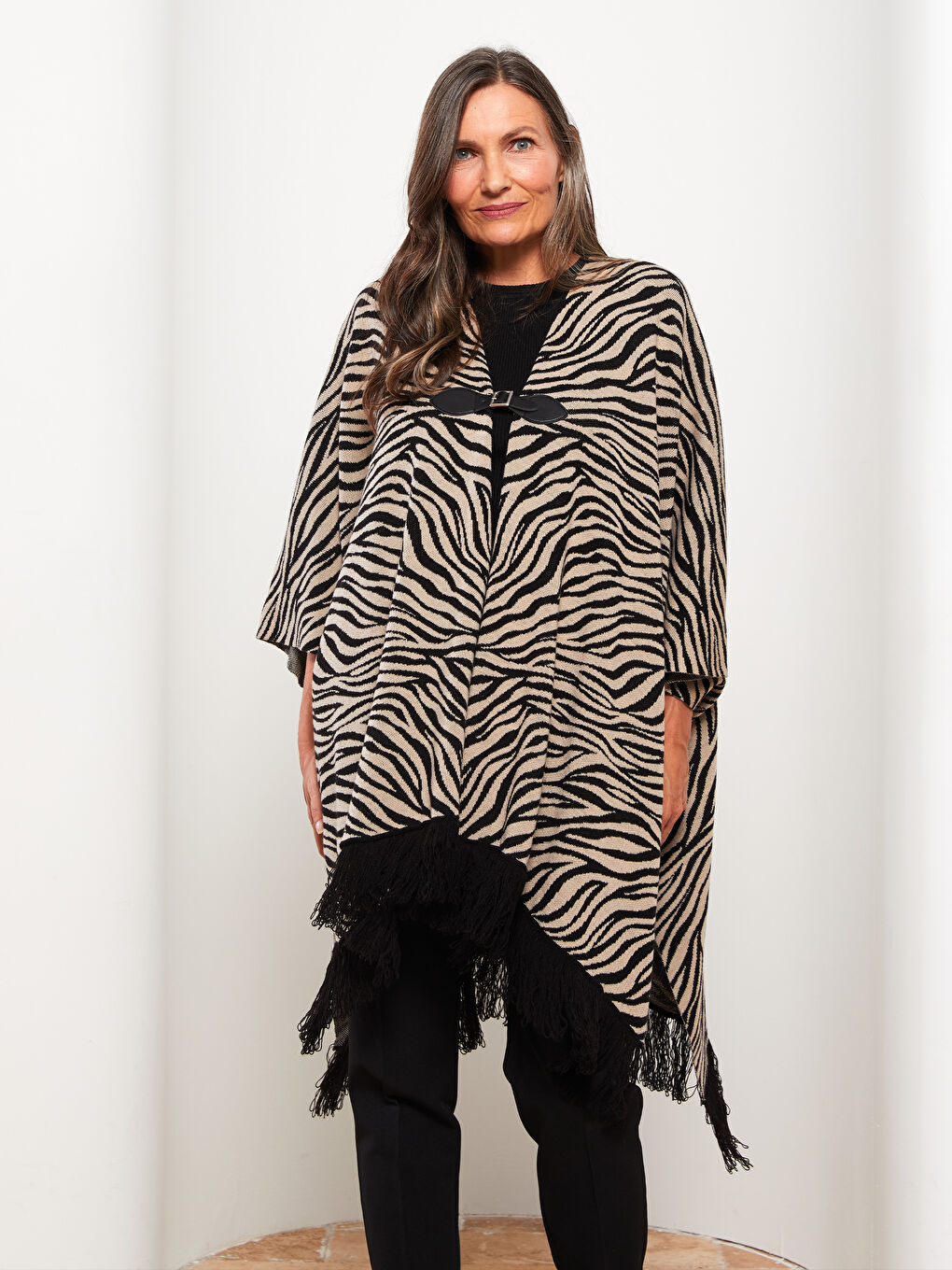 Bej Şal Yaka Desenli Kadın Triko Panço-1