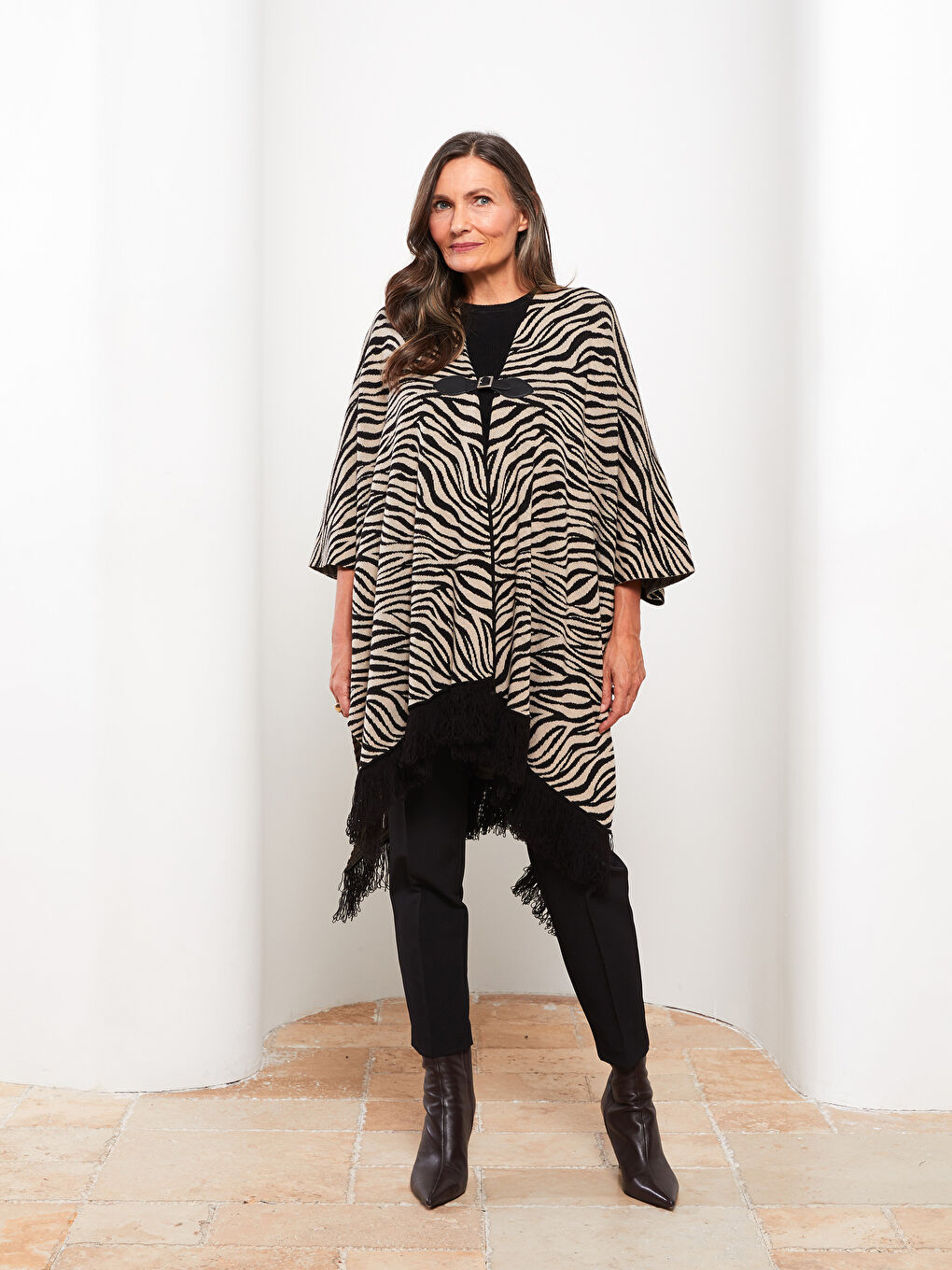 Bej Şal Yaka Desenli Kadın Triko Panço-2