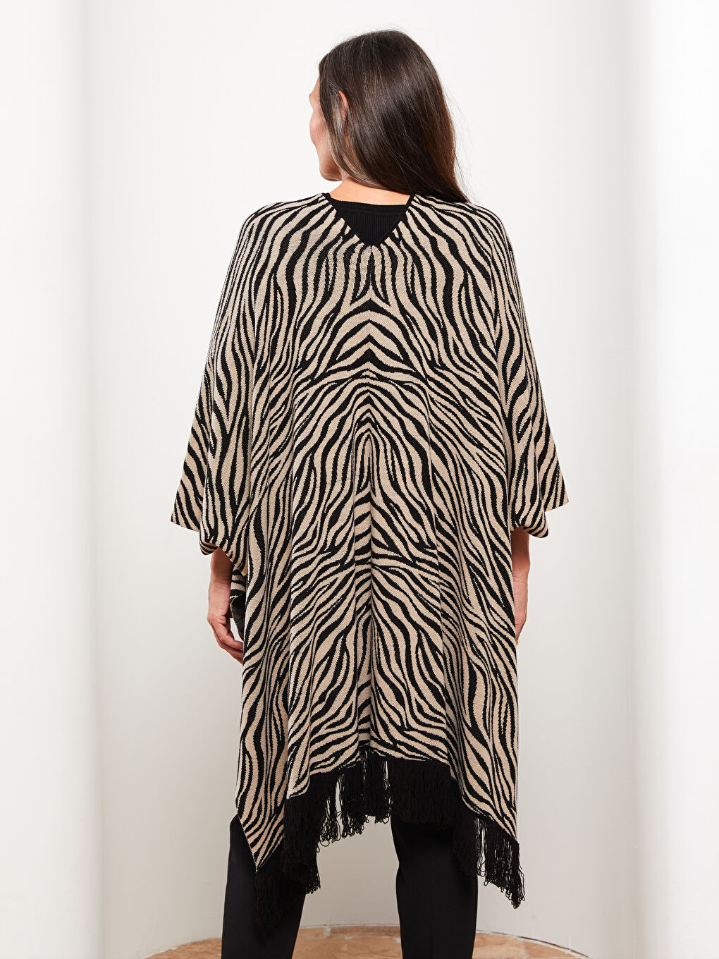 Bej Şal Yaka Desenli Kadın Triko Panço-4