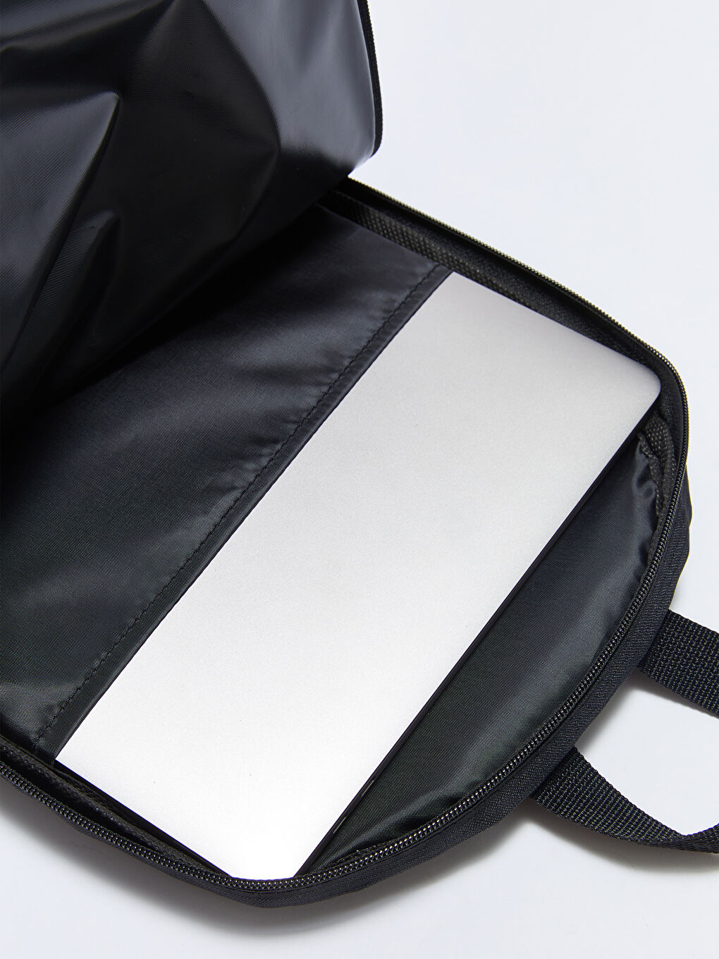 Siyah Etiket Baskılı Kadın Sırt Çantası-3