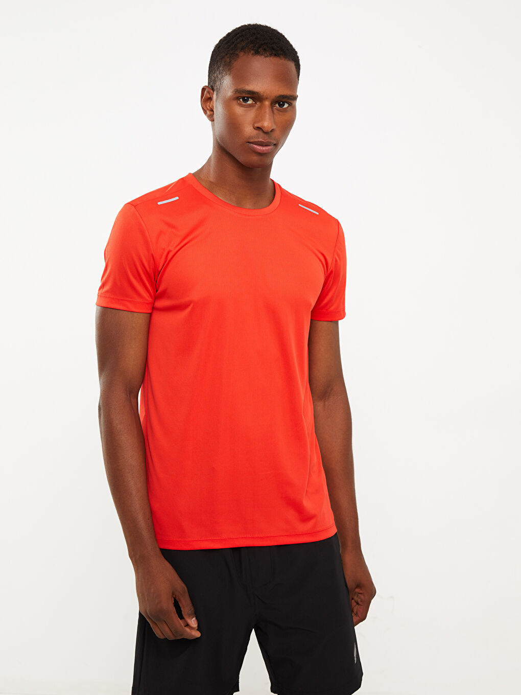 تيشيرت رياضي كم قصير بياقة دائرية للرجال-1