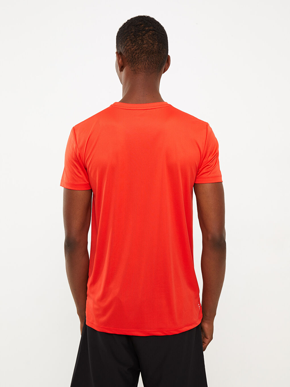 تيشيرت رياضي كم قصير بياقة دائرية للرجال-4