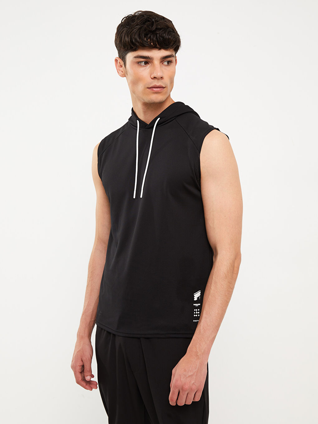 Siyah Kapüşonlu Baskılı Erkek Kolsuz Tişört-1