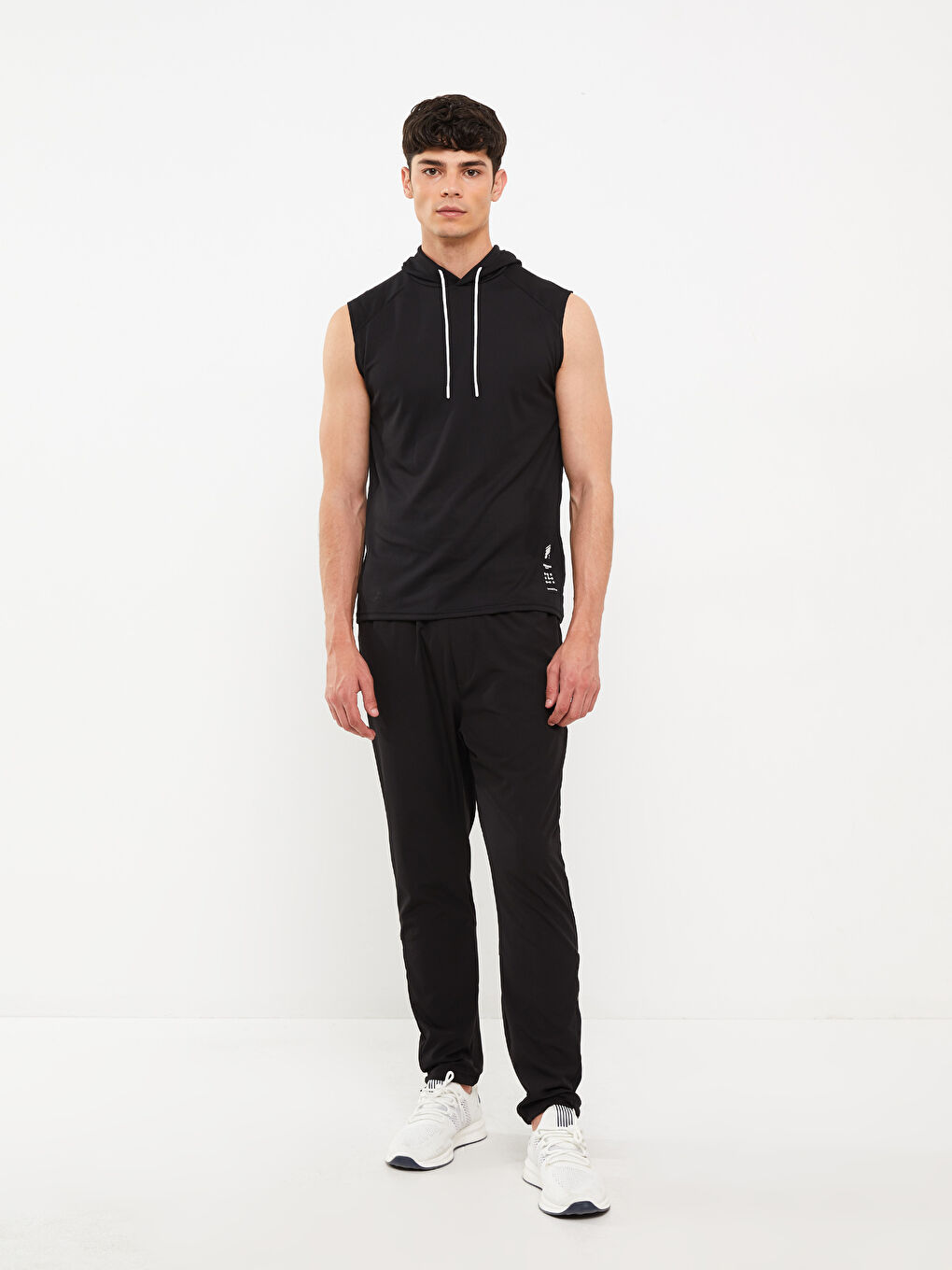 Siyah Kapüşonlu Baskılı Erkek Kolsuz Tişört-2