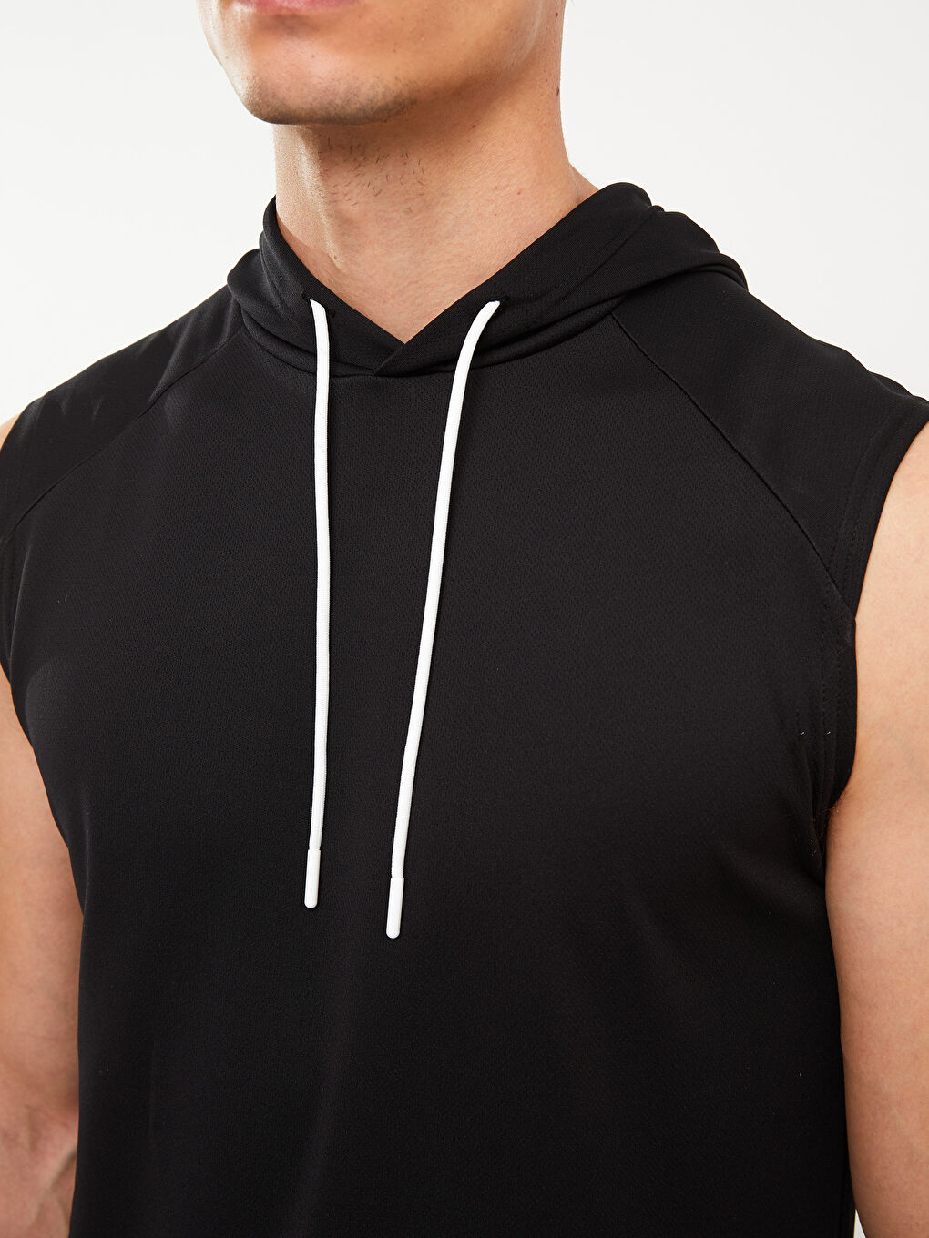 Siyah Kapüşonlu Baskılı Erkek Kolsuz Tişört-3