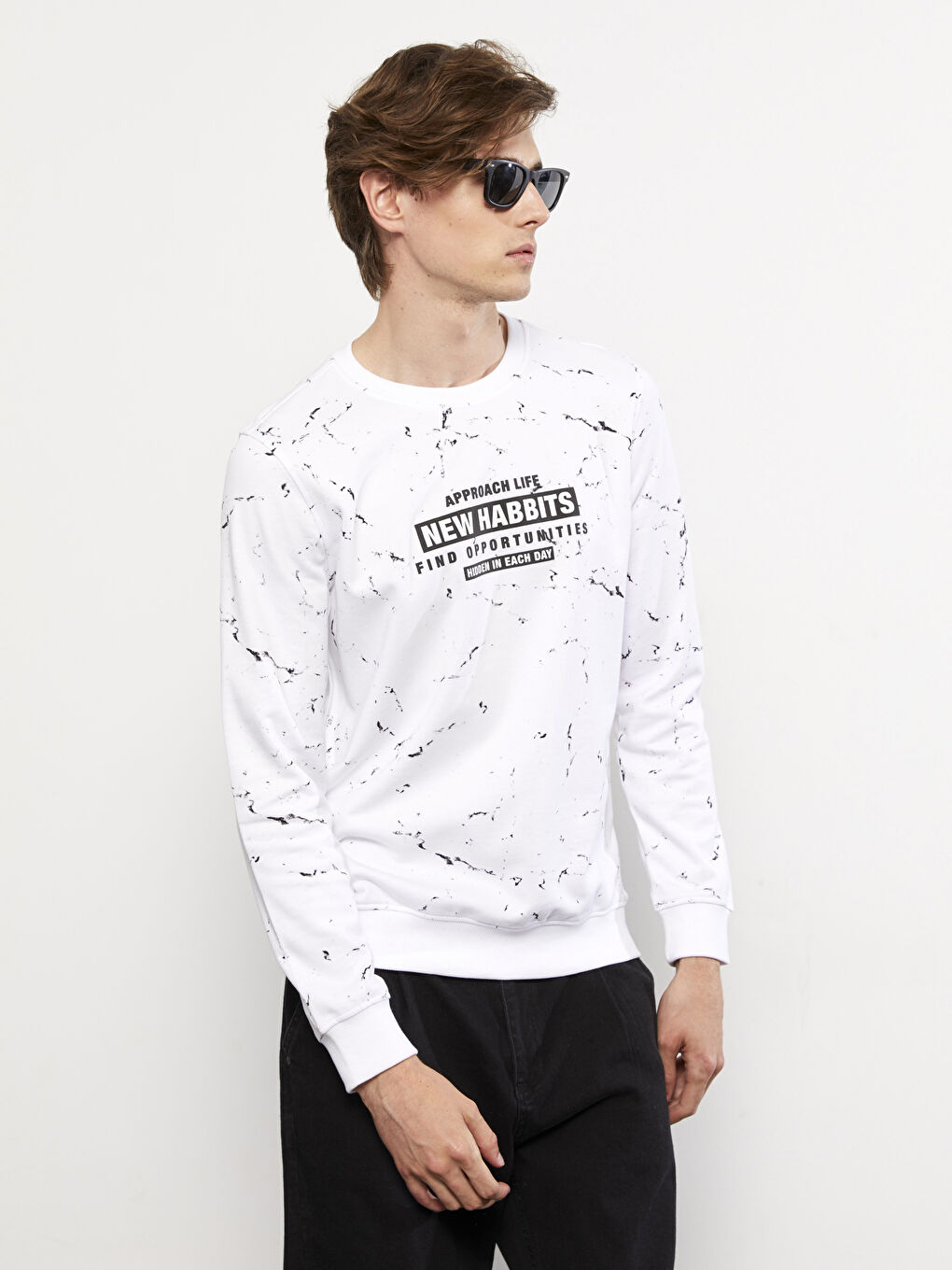 LCW Casual Beyaz Bisiklet Yaka Uzun Kollu Baskılı Erkek Sweatshirt