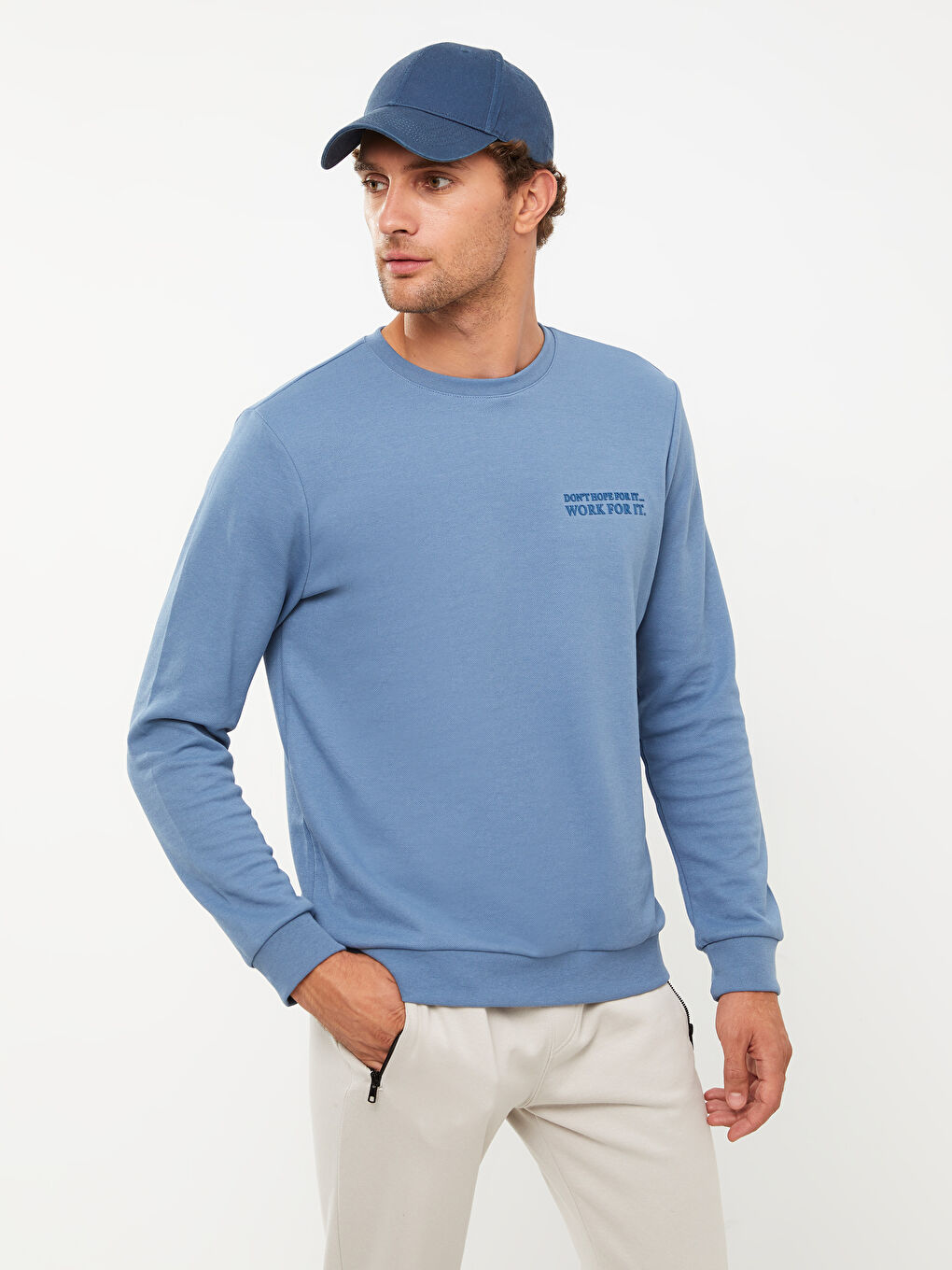 LCWAIKIKI Classic Açık İndigo Bisiklet Yaka Uzun Kollu Baskılı Erkek Sweatshirt