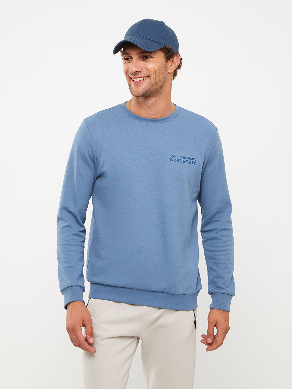 LCWAIKIKI Classic Açık İndigo Bisiklet Yaka Uzun Kollu Baskılı Erkek Sweatshirt - 1