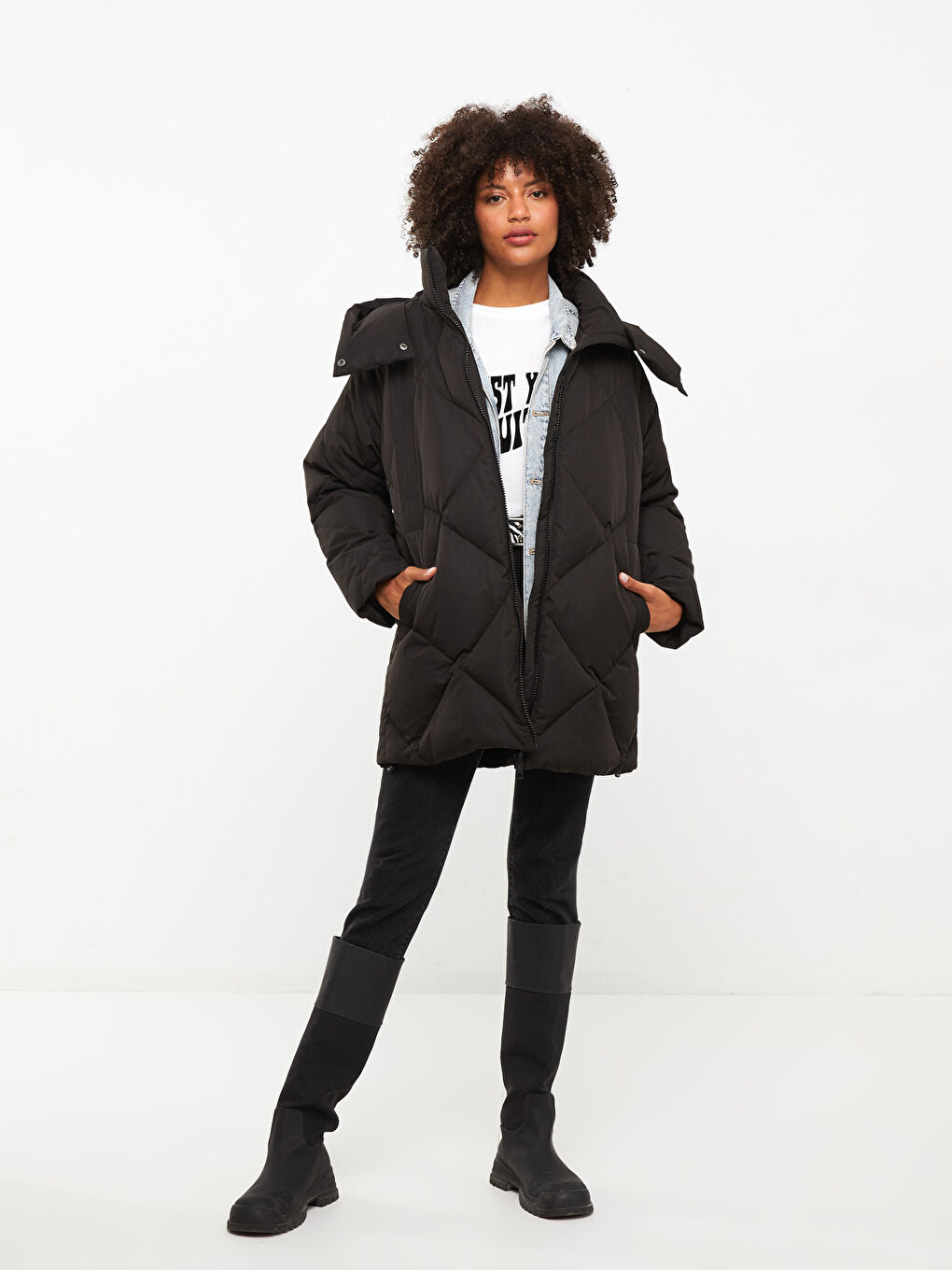 Siyah Kapüşonlu Kapitone Kadın Şişme Mont