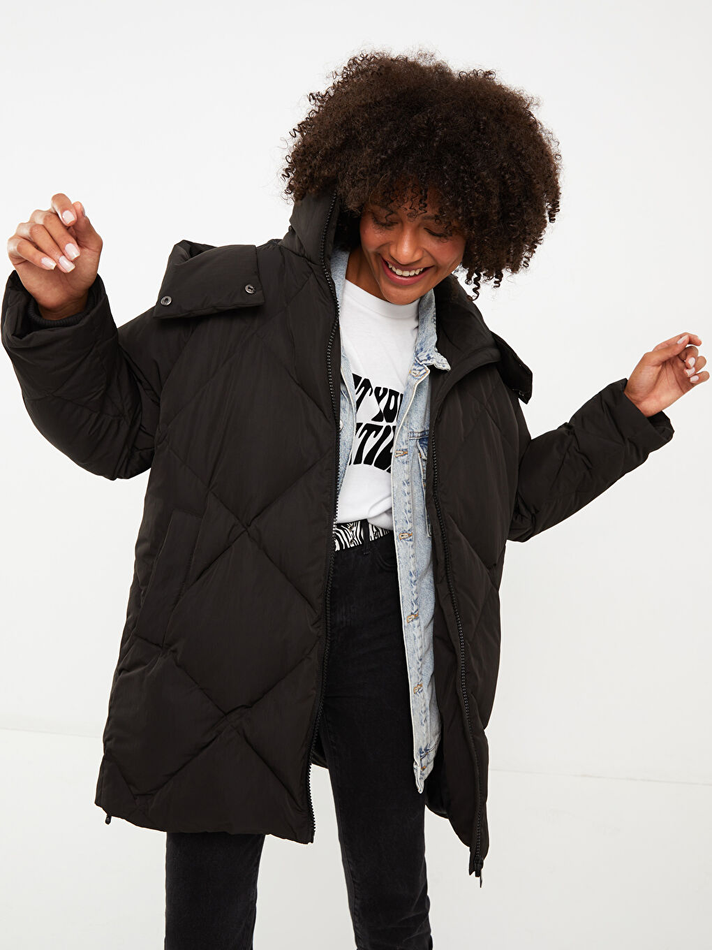 Siyah Kapüşonlu Kapitone Kadın Şişme Mont-4