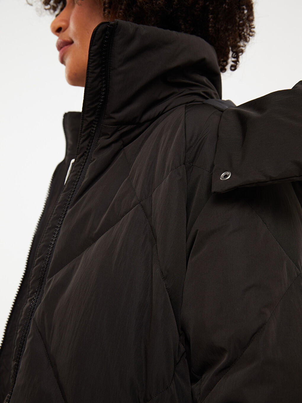 Siyah Kapüşonlu Kapitone Kadın Şişme Mont-5