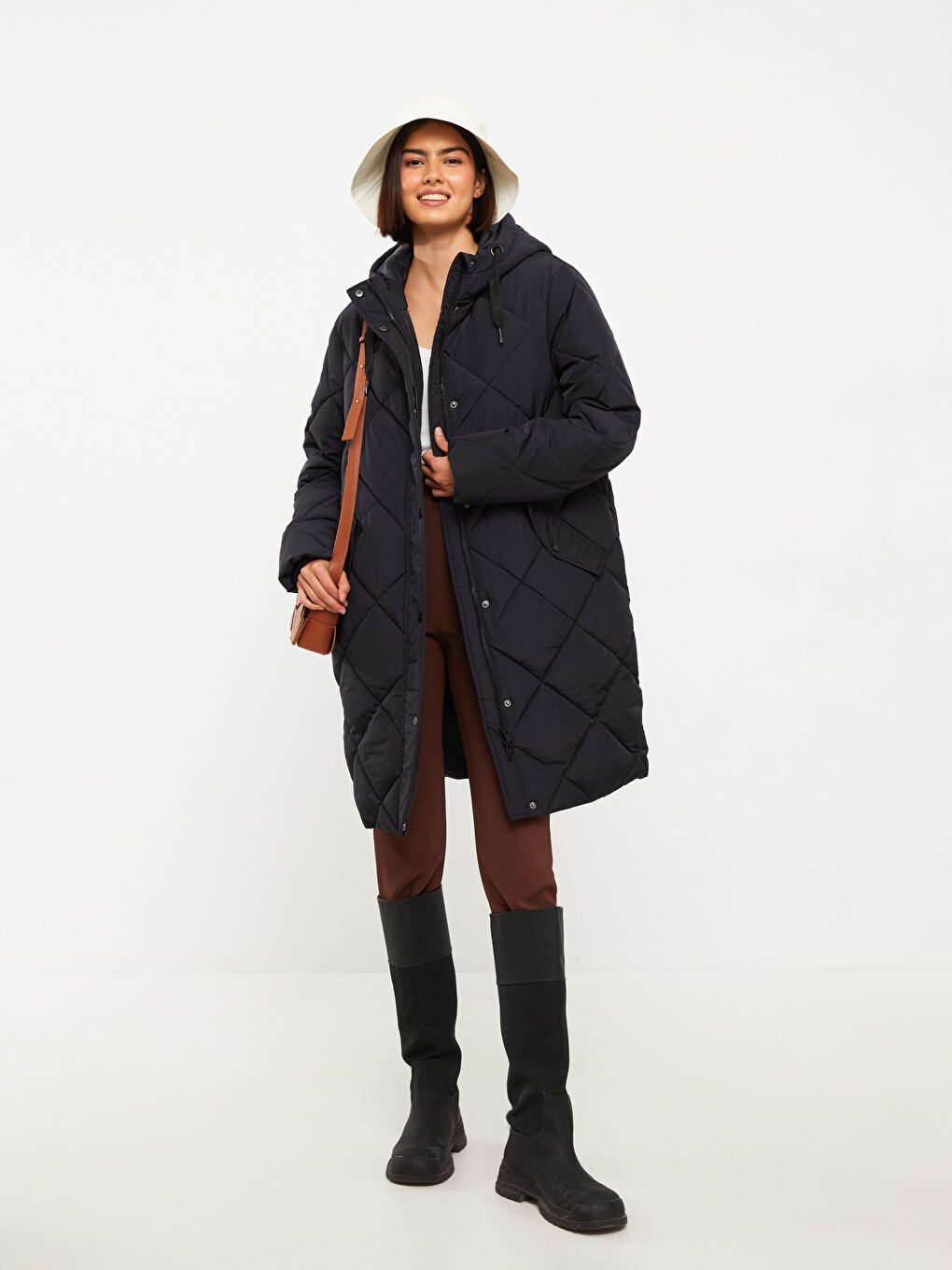 Siyah Kapüşonlu Kapitone Kadın Şişme Mont