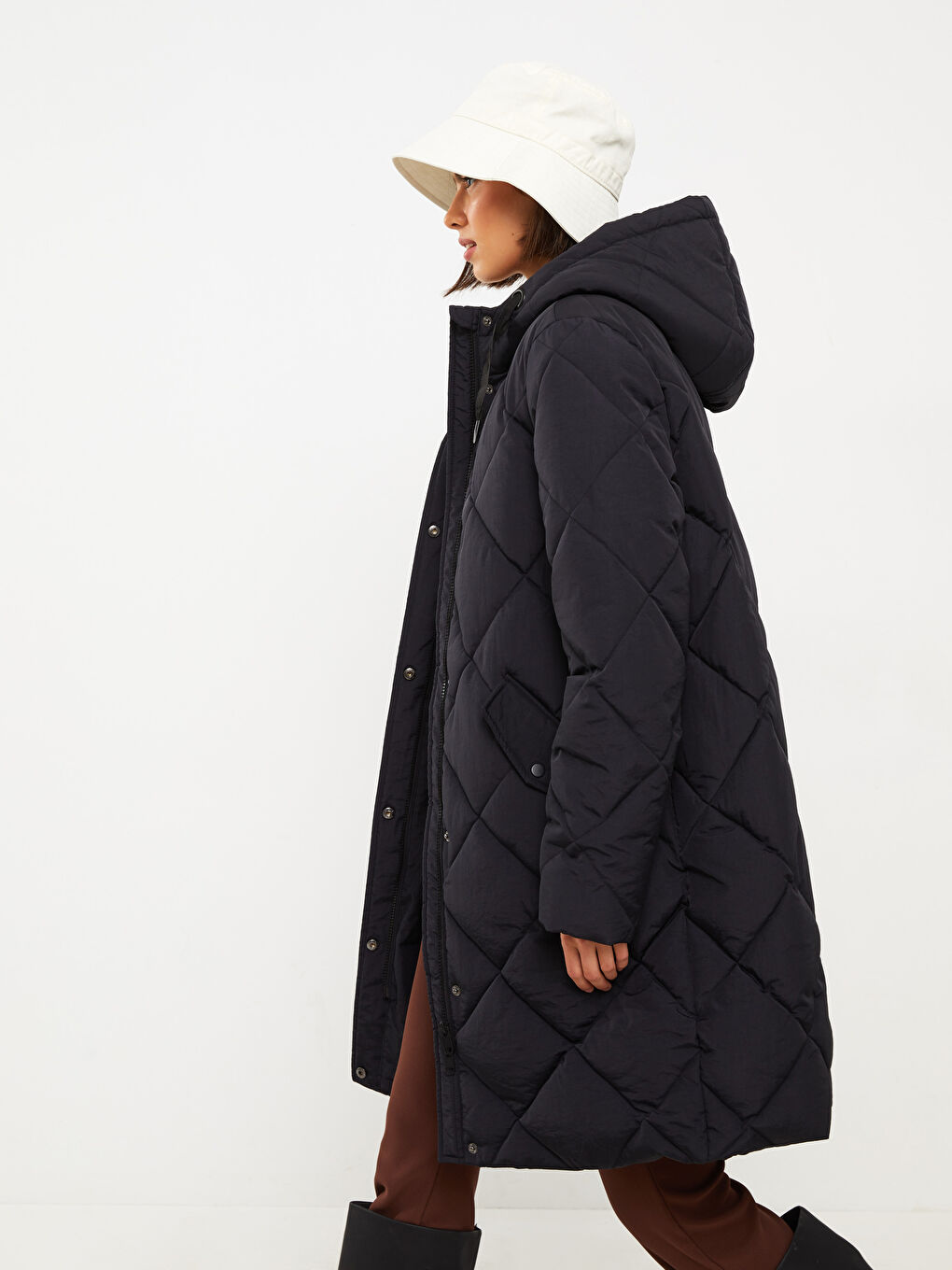 Siyah Kapüşonlu Kapitone Kadın Şişme Mont-4