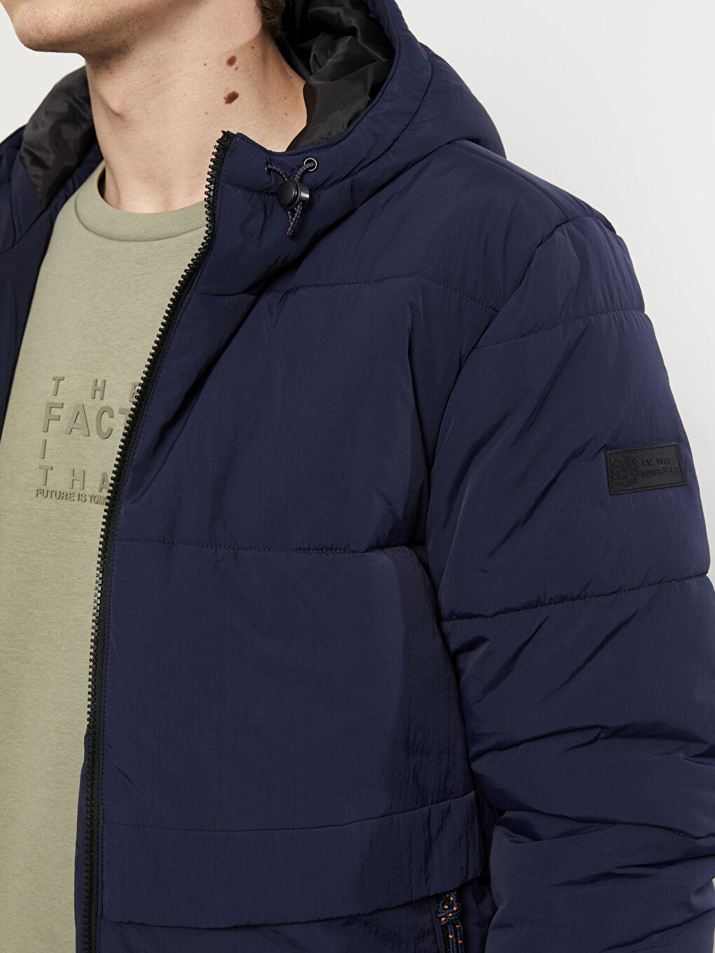 LCW Casual بالطو منتفخ بفتحة عادية بكابوش للرجال -W28782Z8-RFD