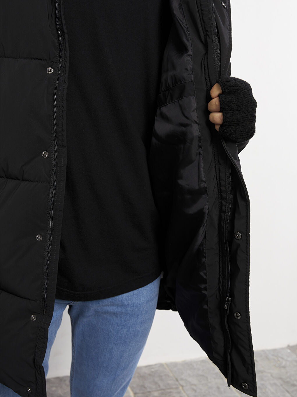 Siyah Standart Kalıp Kapüşonlu Kalın Erkek Mont-3