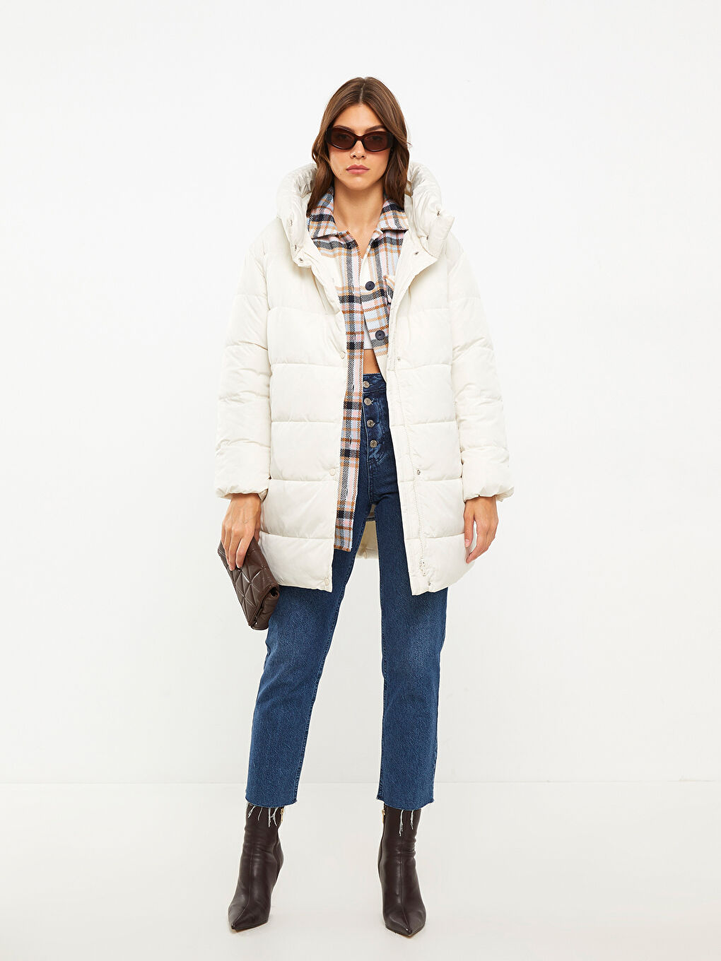 Ekru Kadın Kapüşonlu Düz Şişme Mont-1