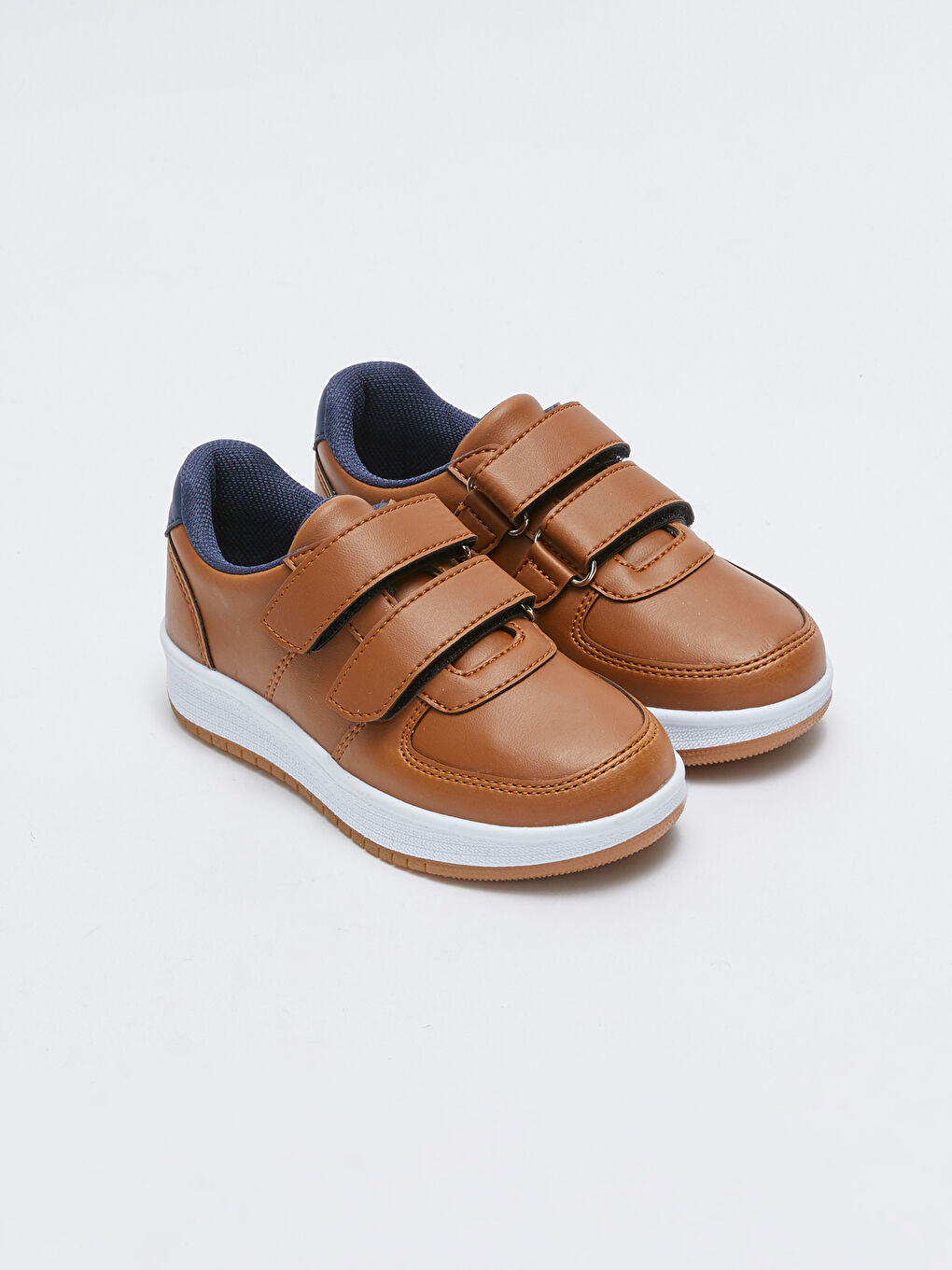 أحذية رياضية للأولاد بشريط لاصق