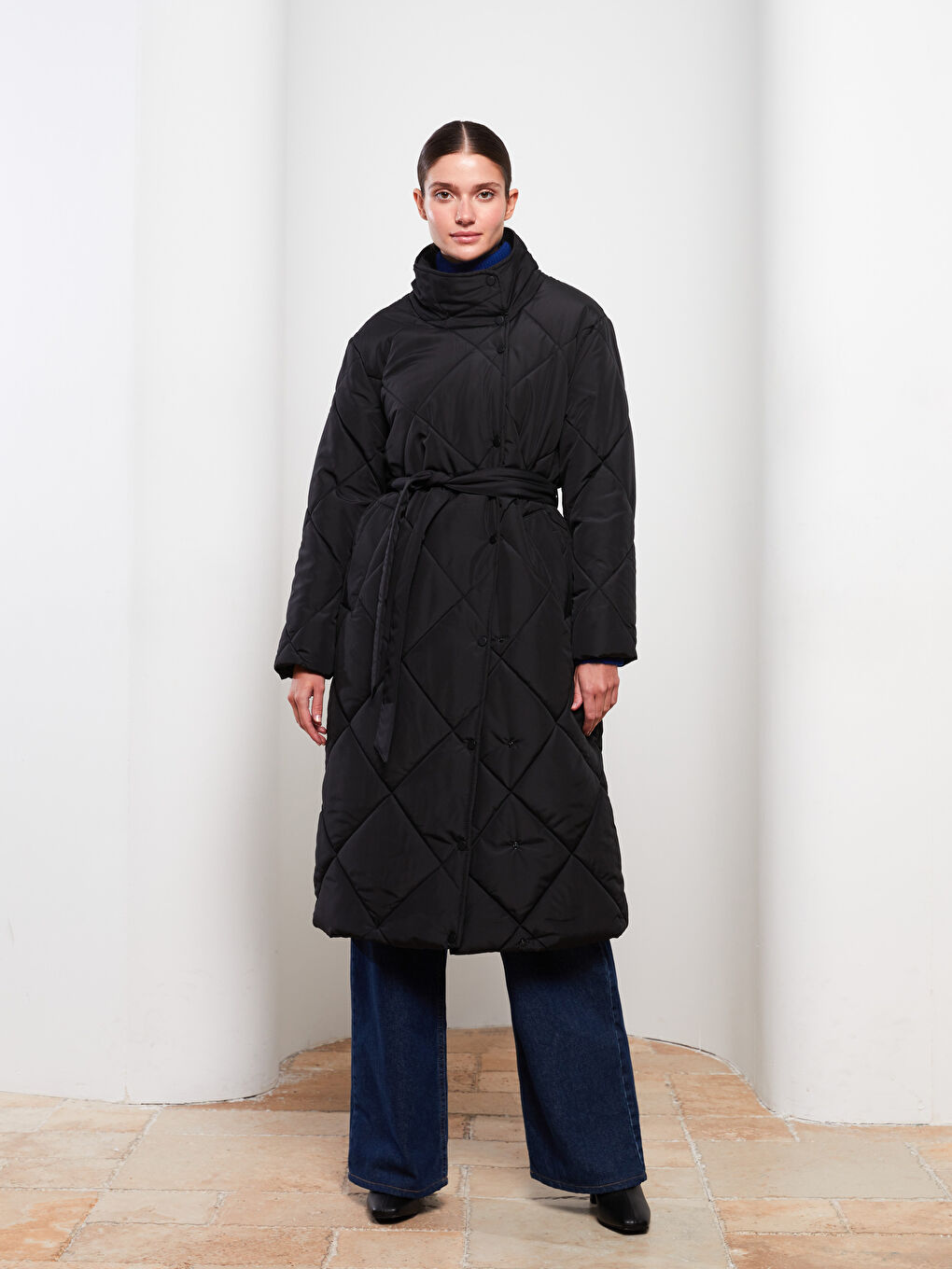 Siyah Dik Yaka Kapitone Uzun Kollu Kadın Şişme Mont