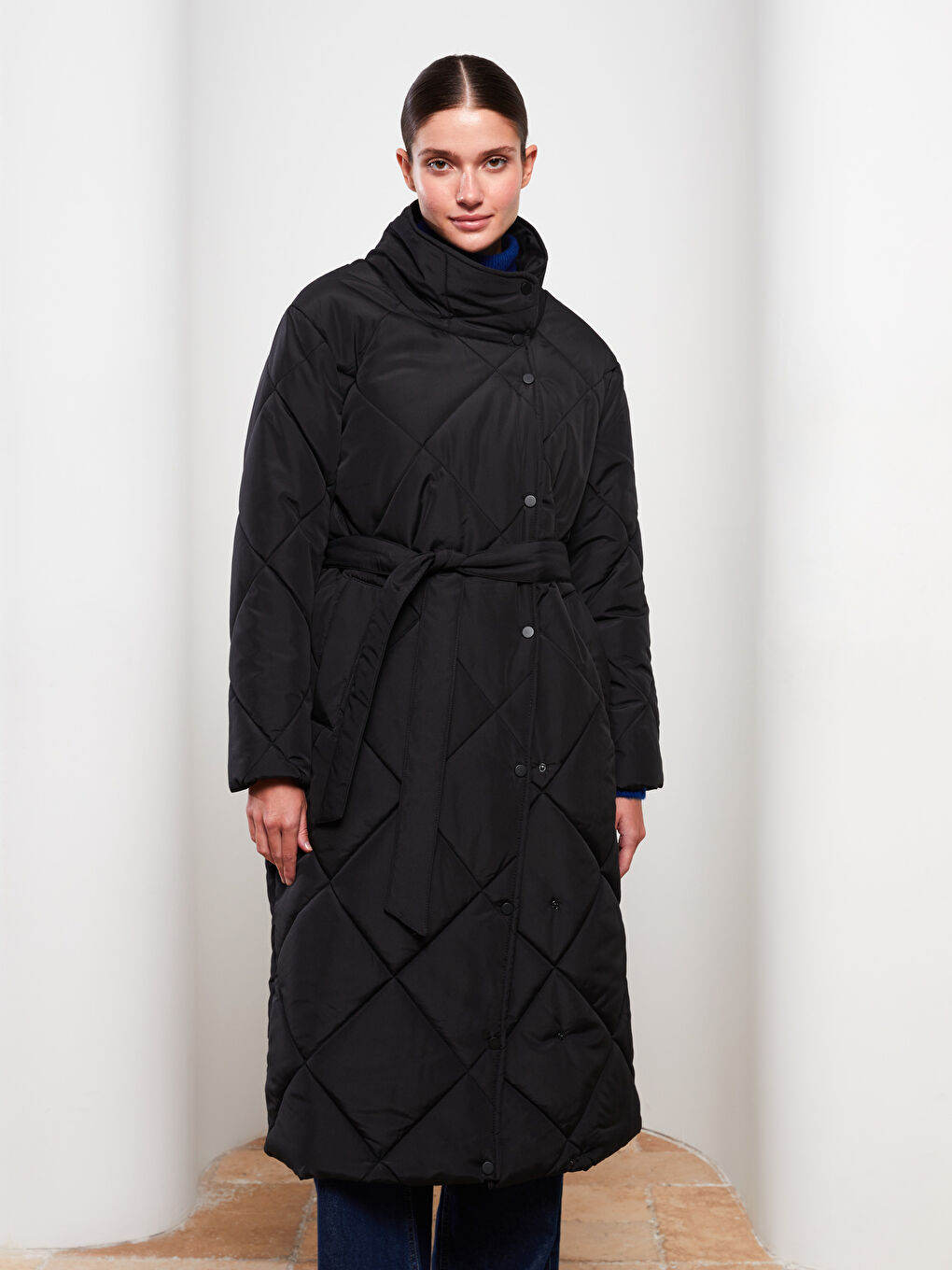 Siyah Dik Yaka Kapitone Uzun Kollu Kadın Şişme Mont-1