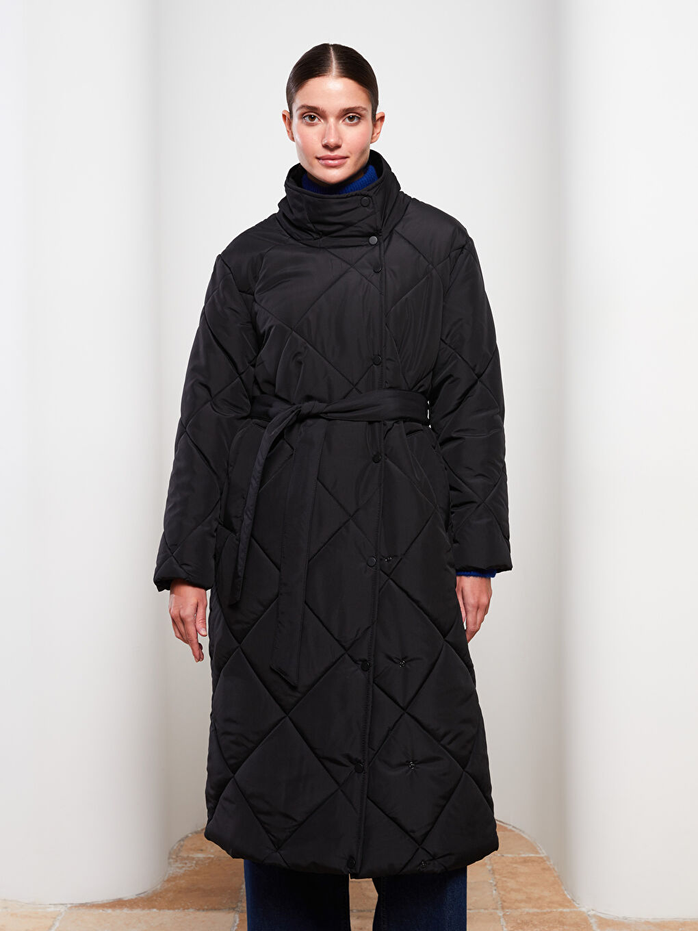 Siyah Dik Yaka Kapitone Uzun Kollu Kadın Şişme Mont-2