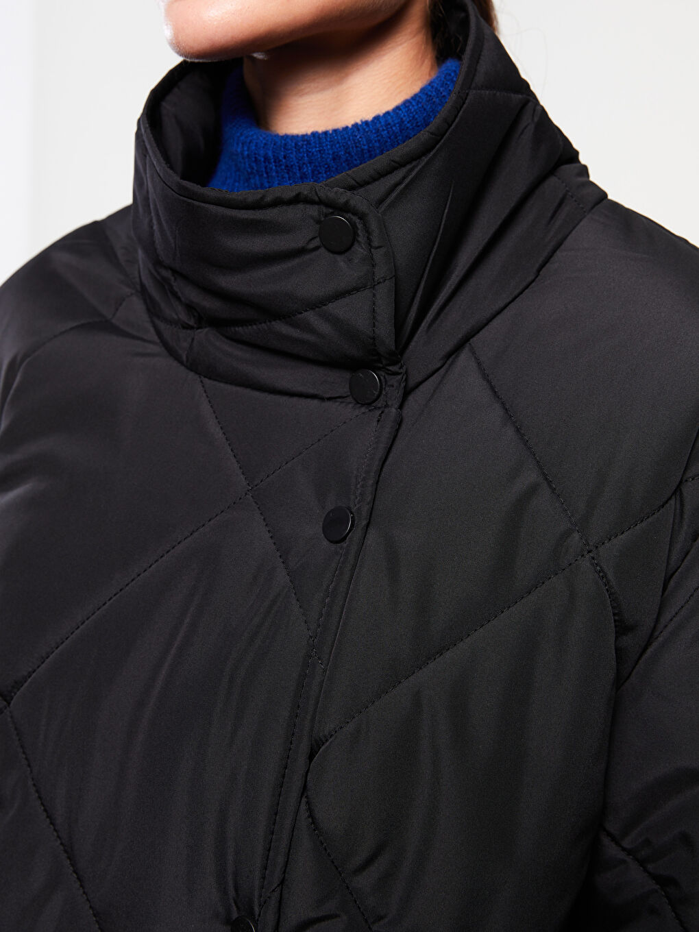 Siyah Dik Yaka Kapitone Uzun Kollu Kadın Şişme Mont-3