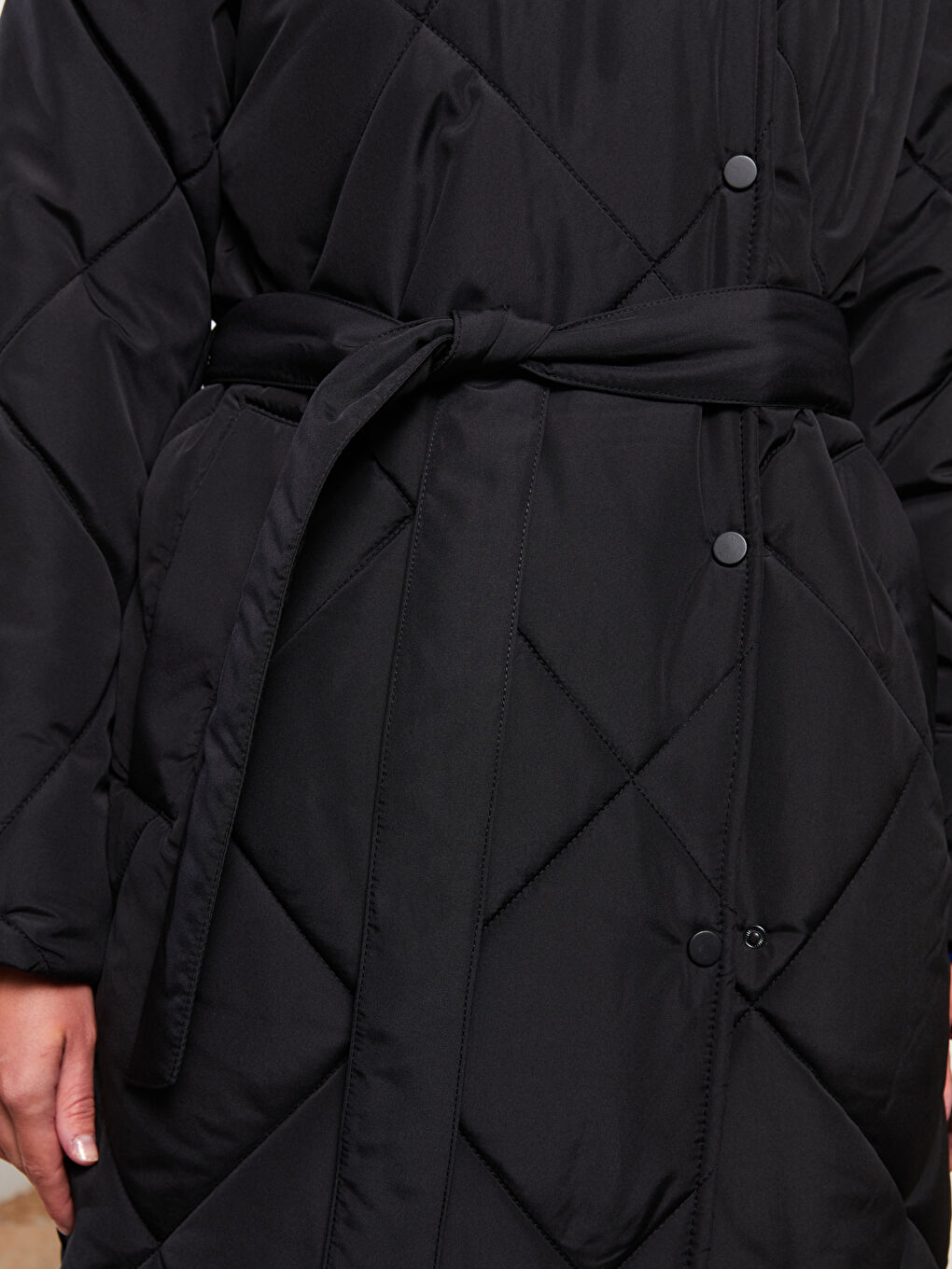 Siyah Dik Yaka Kapitone Uzun Kollu Kadın Şişme Mont-4