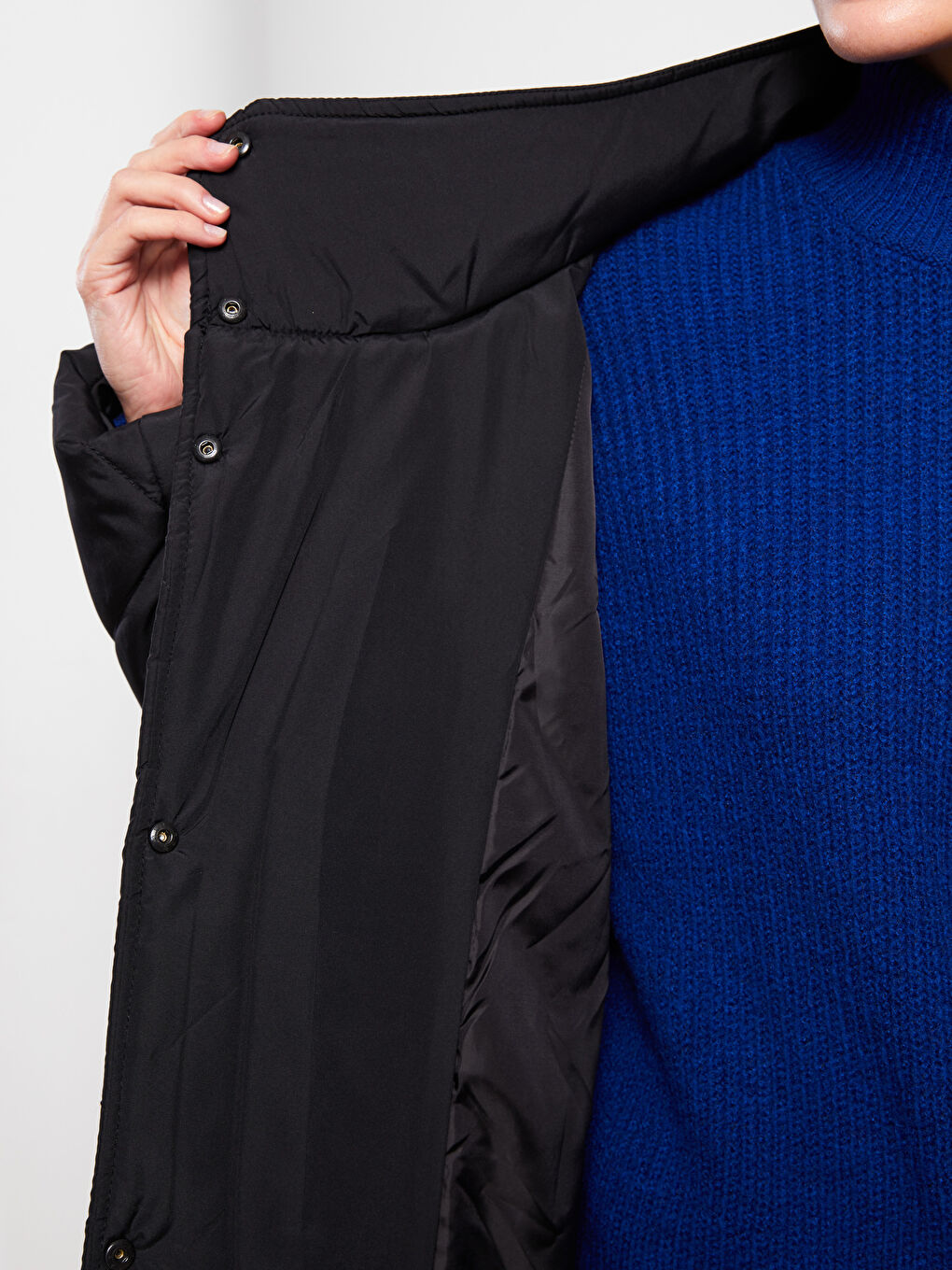 Siyah Dik Yaka Kapitone Uzun Kollu Kadın Şişme Mont-5