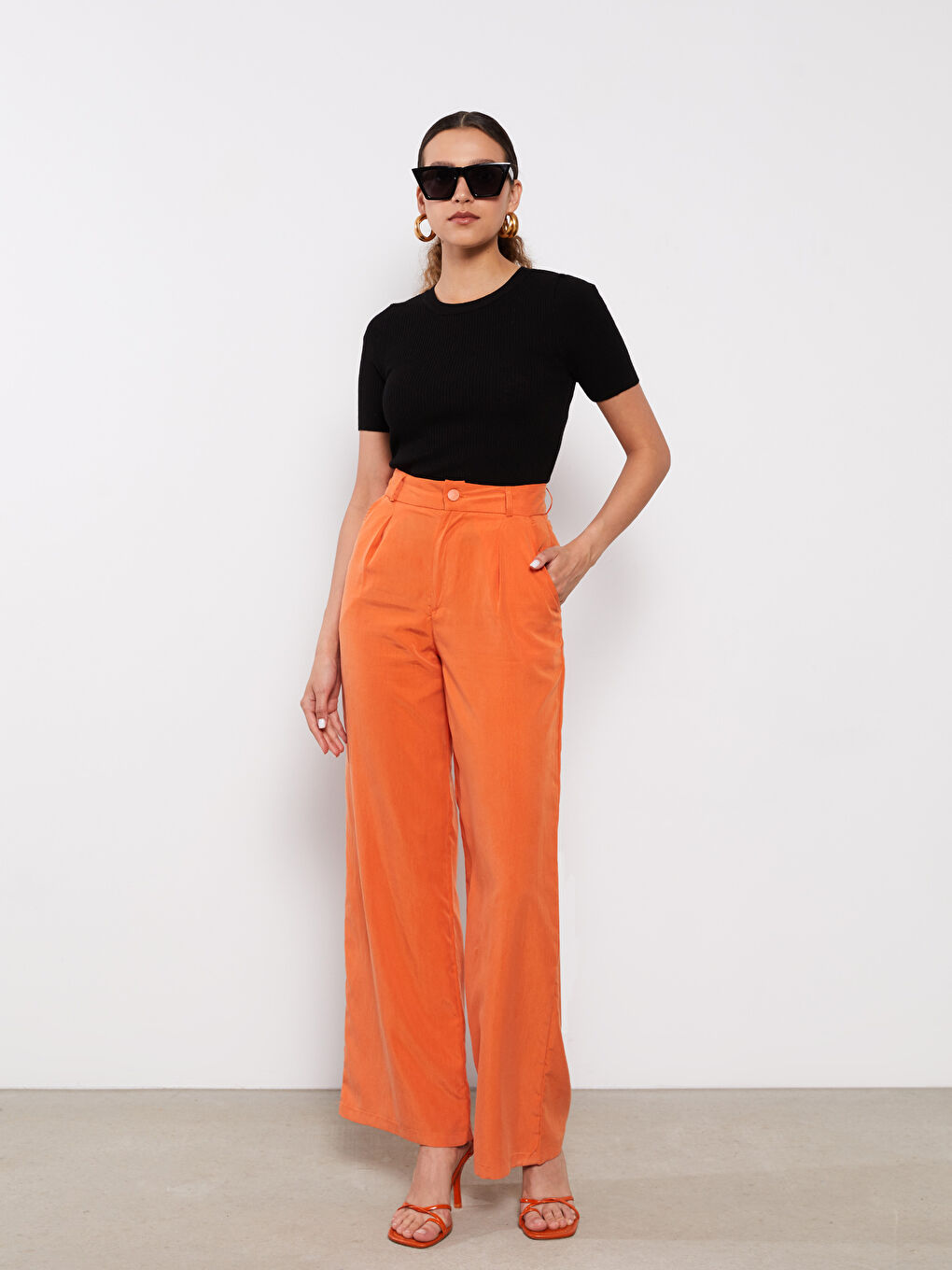 Siyah Bisiklet Yaka Düz Kısa Kollu Kadın Triko Kazak