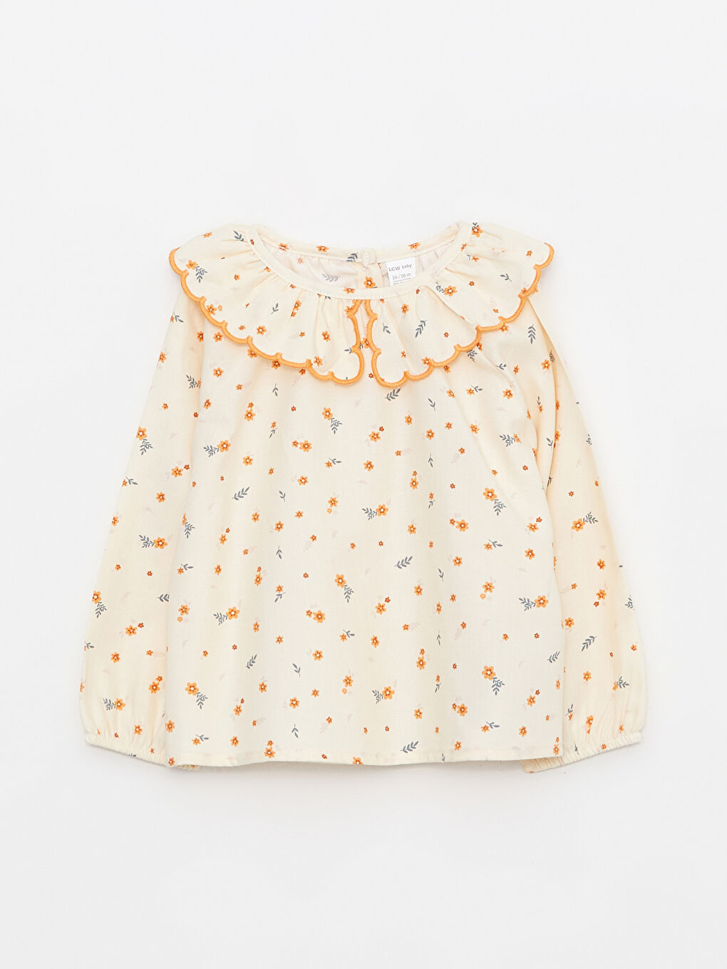 بلوزی کچانی ساوا بە یاخەی پیته‌ر پان و قۆڵ درێژ و چاپکراو