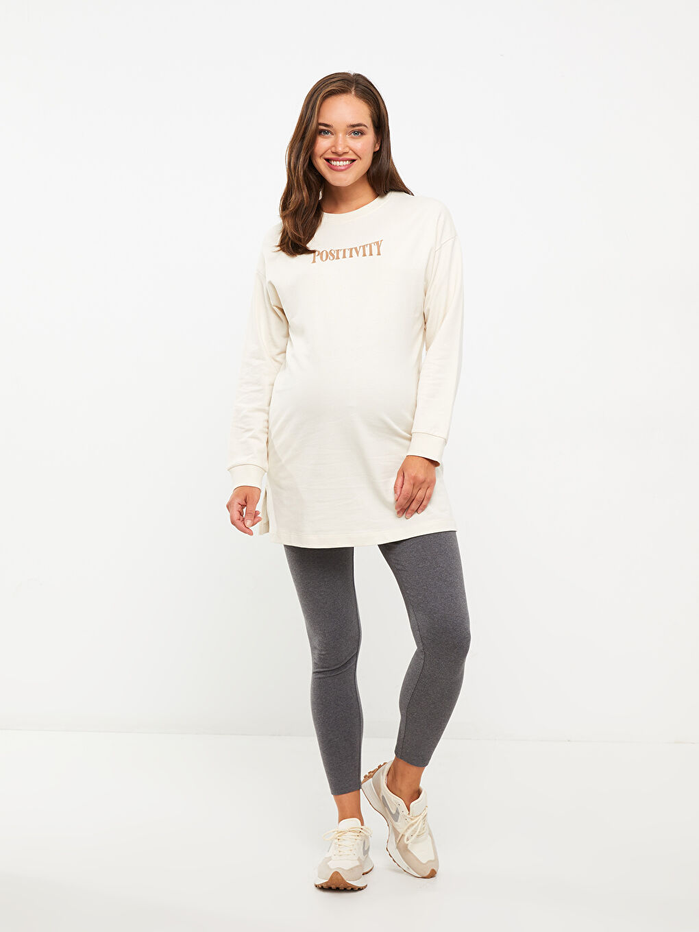 LCWAIKIKI Maternity Açık Bej Bisiklet Yaka Nakışlı Uzun Kollu Hamile Sweatshirt Tunik