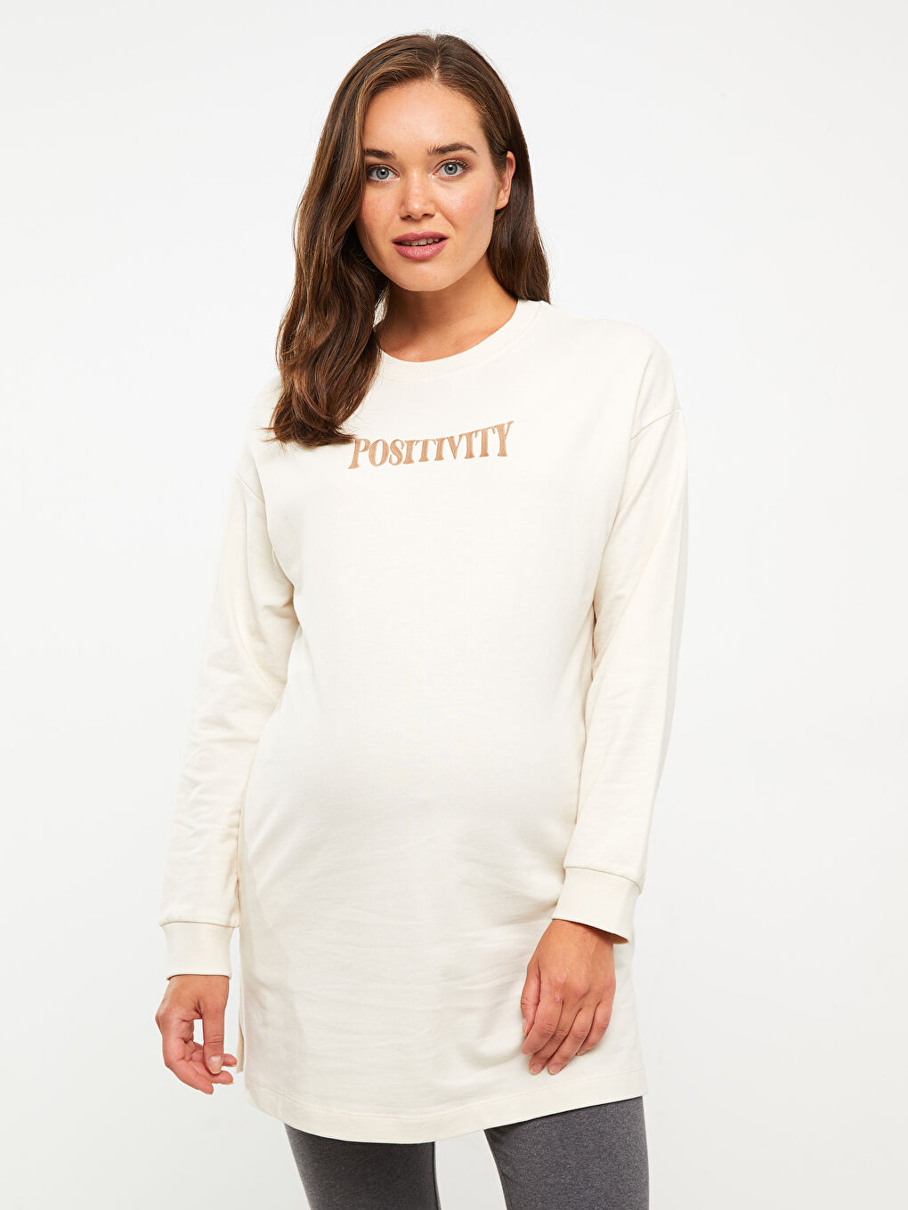 LCWAIKIKI Maternity Açık Bej Bisiklet Yaka Nakışlı Uzun Kollu Hamile Sweatshirt Tunik - 1