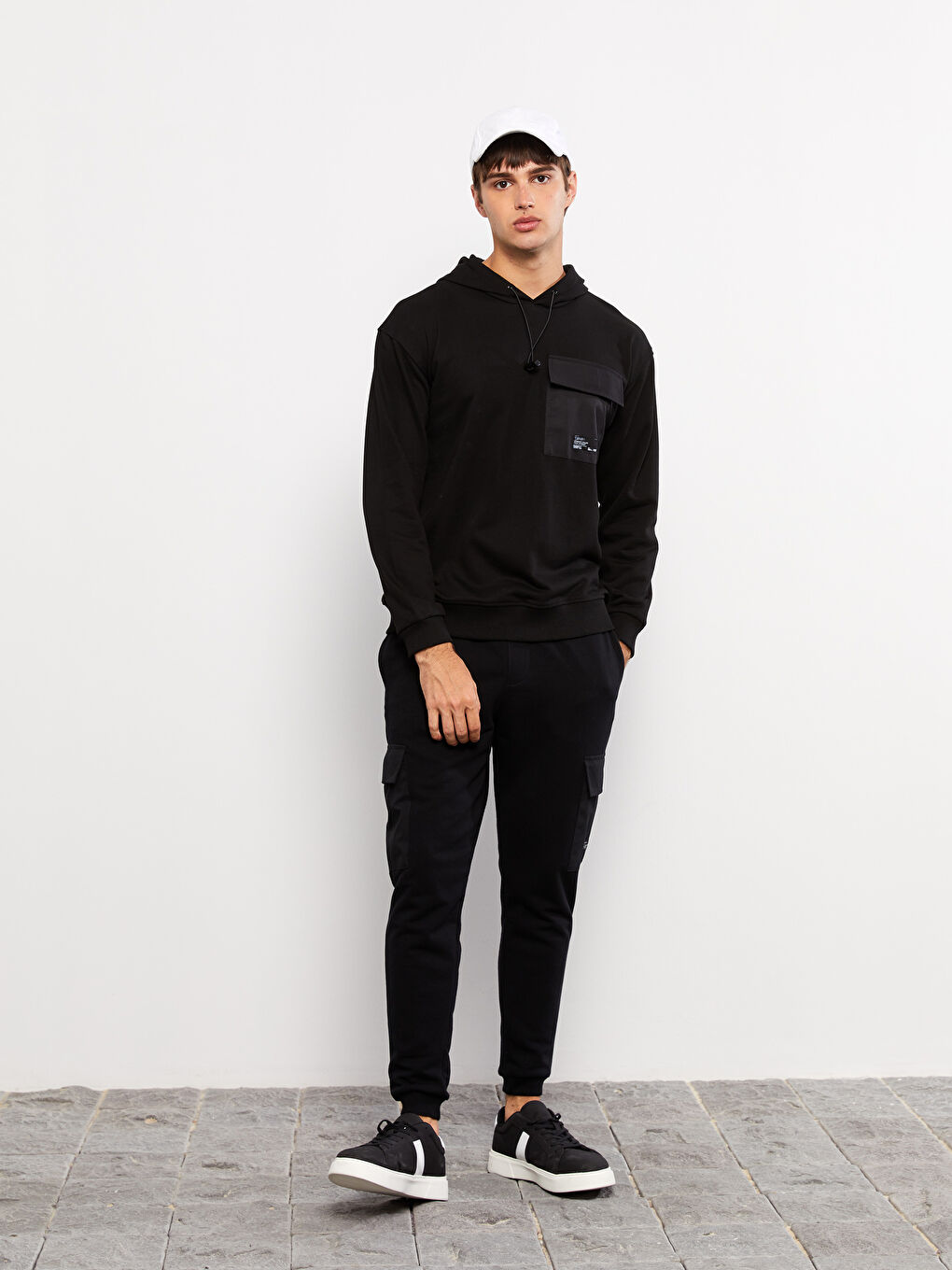 Schlank Geschnittene Herren-Jogginghose-1