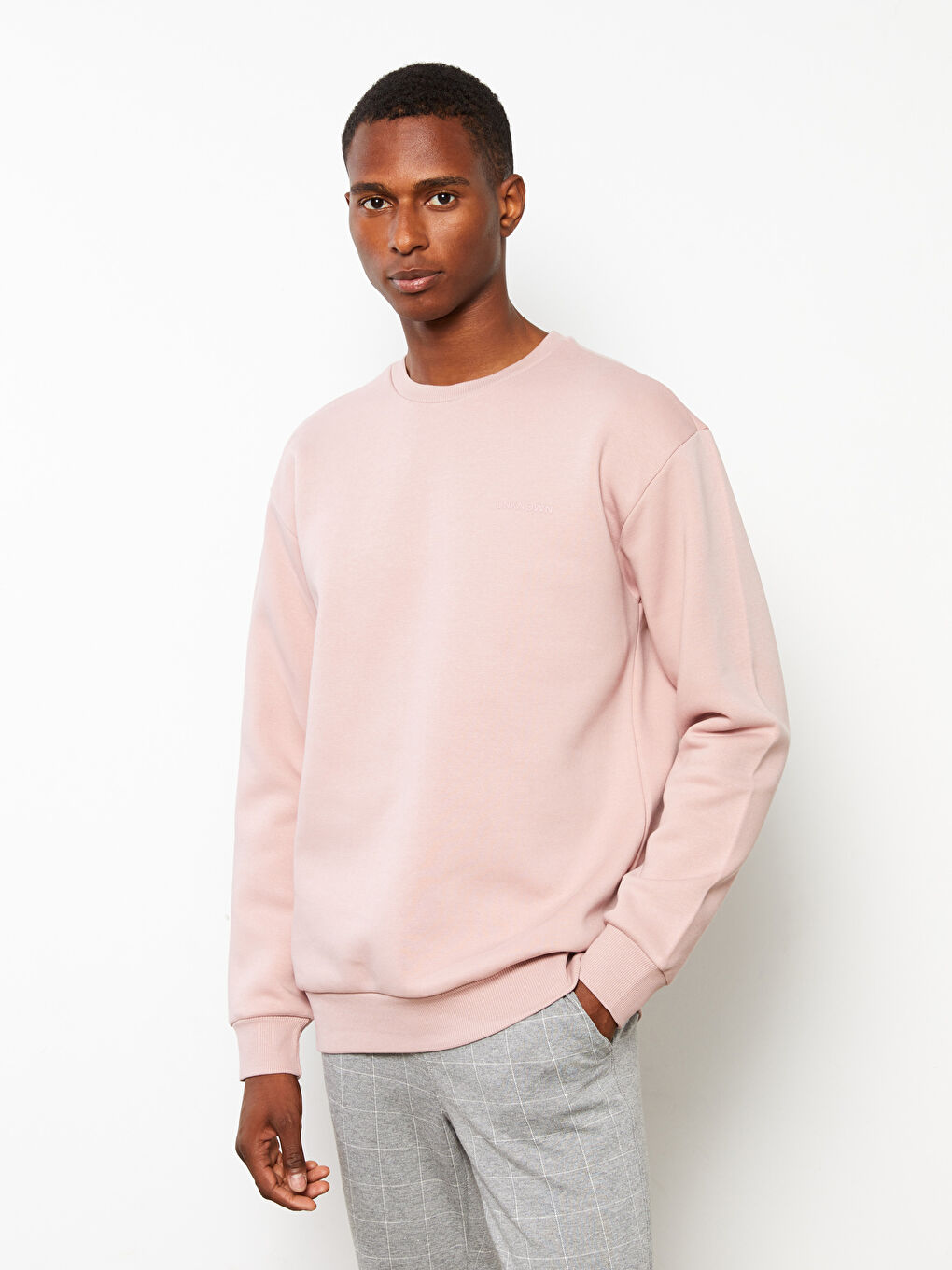 LCW Casual Pembe Bisiklet Yaka Uzun Kollu Nakışlı Erkek Kalın Sweatshirt