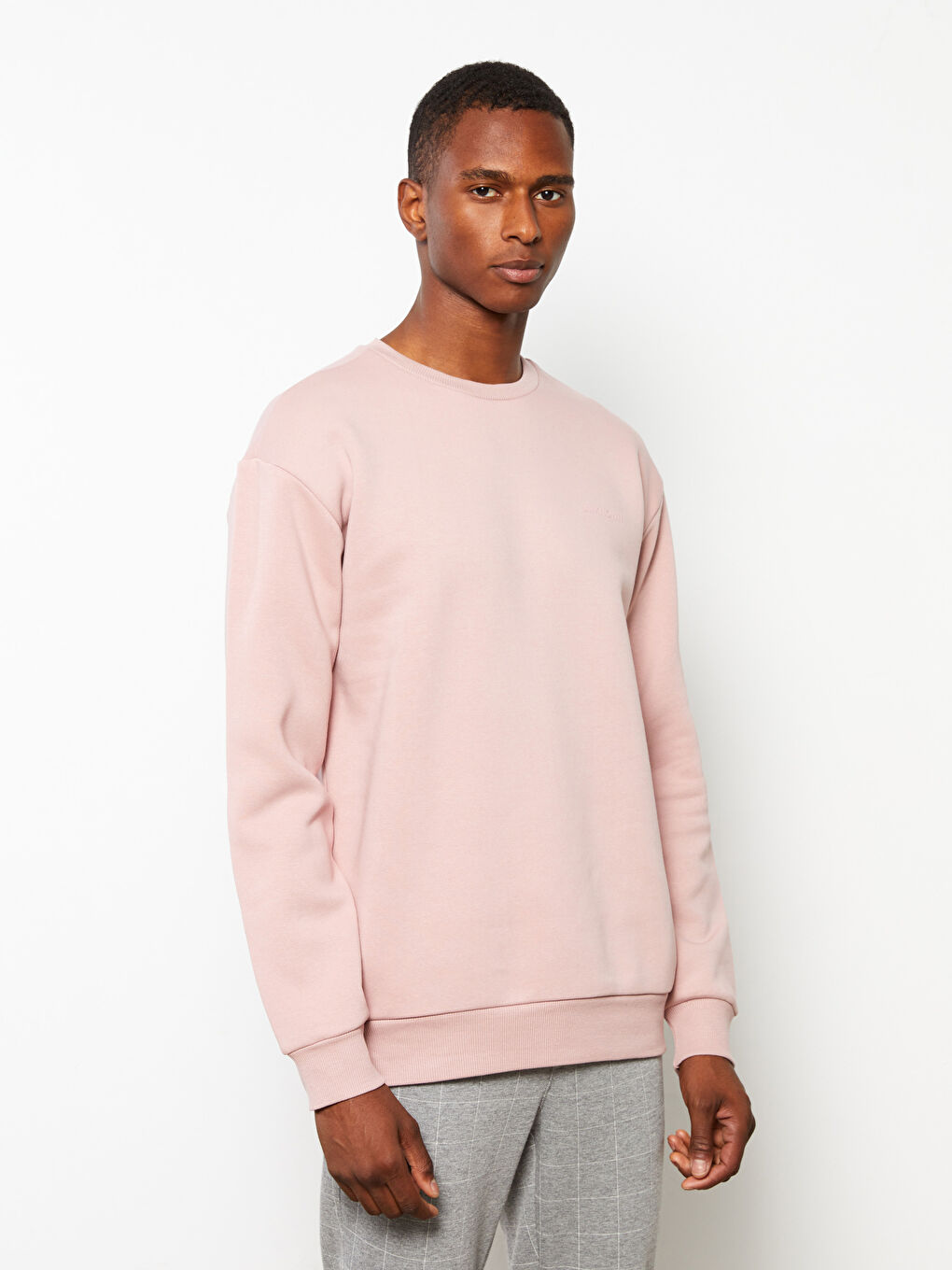 LCW Casual Pembe Bisiklet Yaka Uzun Kollu Nakışlı Erkek Kalın Sweatshirt - 2