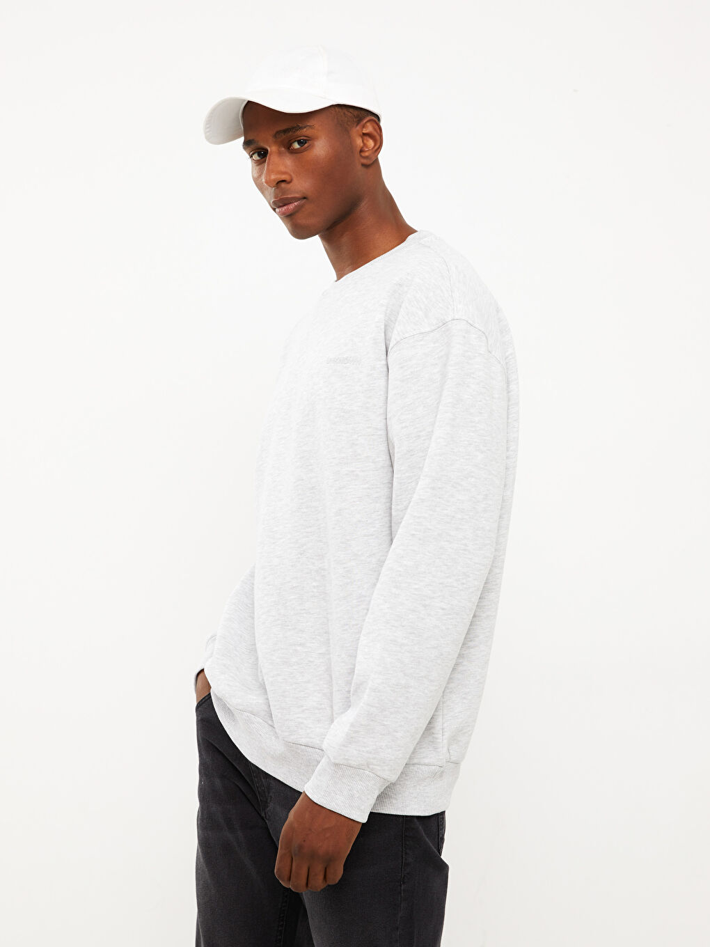 Beyaz Bisiklet Yaka Uzun Kollu Nakışlı Erkek Kalın Sweatshirt