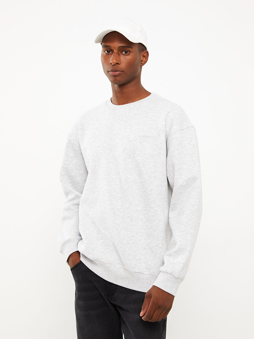 Beyaz Bisiklet Yaka Uzun Kollu Nakışlı Erkek Kalın Sweatshirt-1