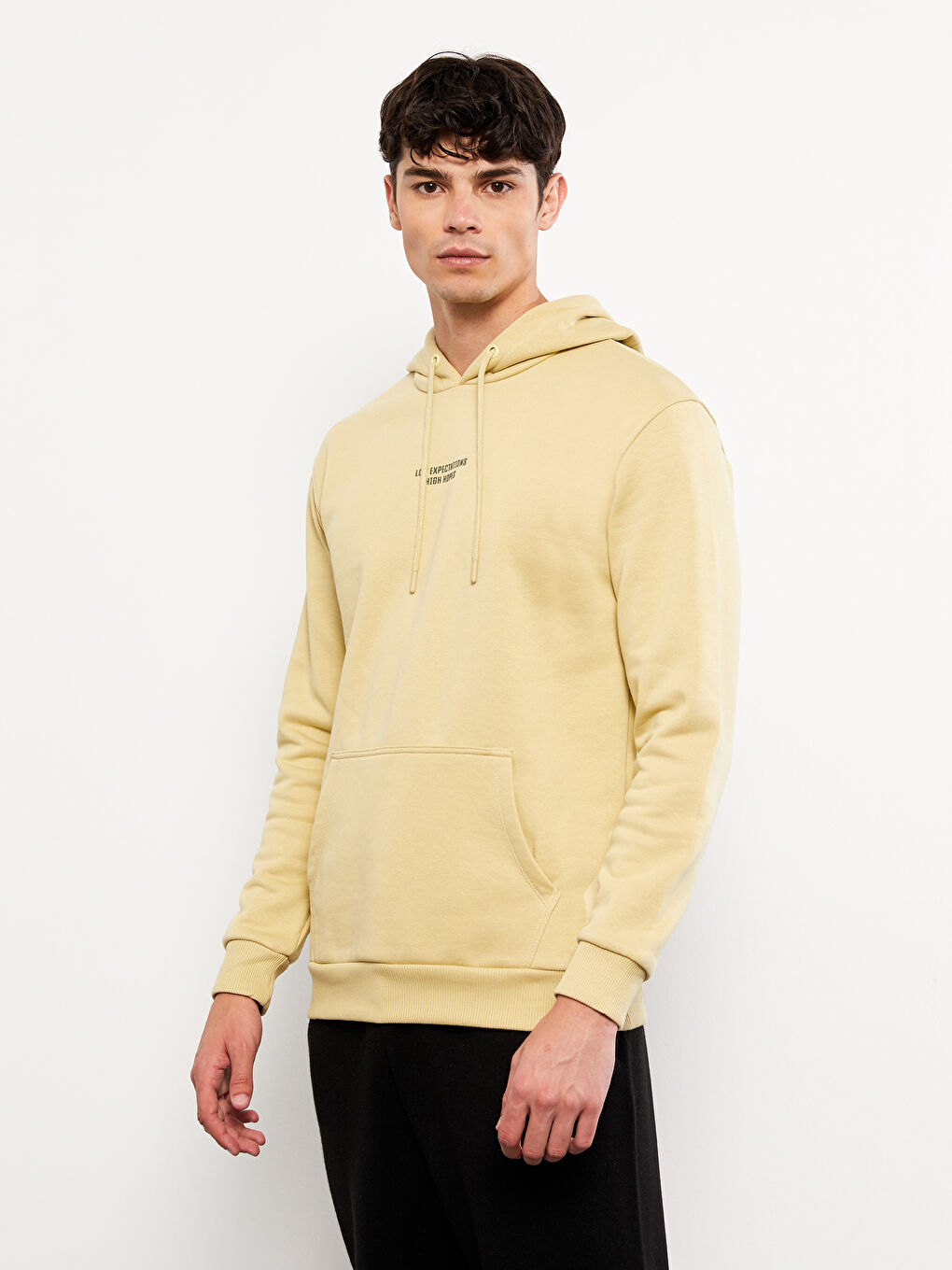 LCW Casual Uçuk Hardal Uzun Kollu Baskılı Erkek Hoodie