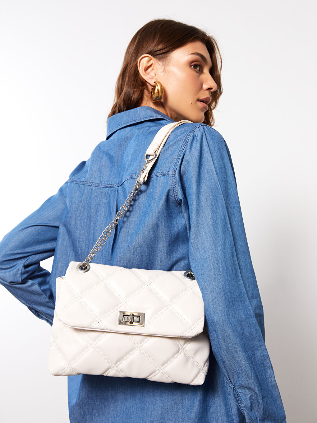 Ekru Deri Görünümlü Kapitoneli Kadın Baget Çanta