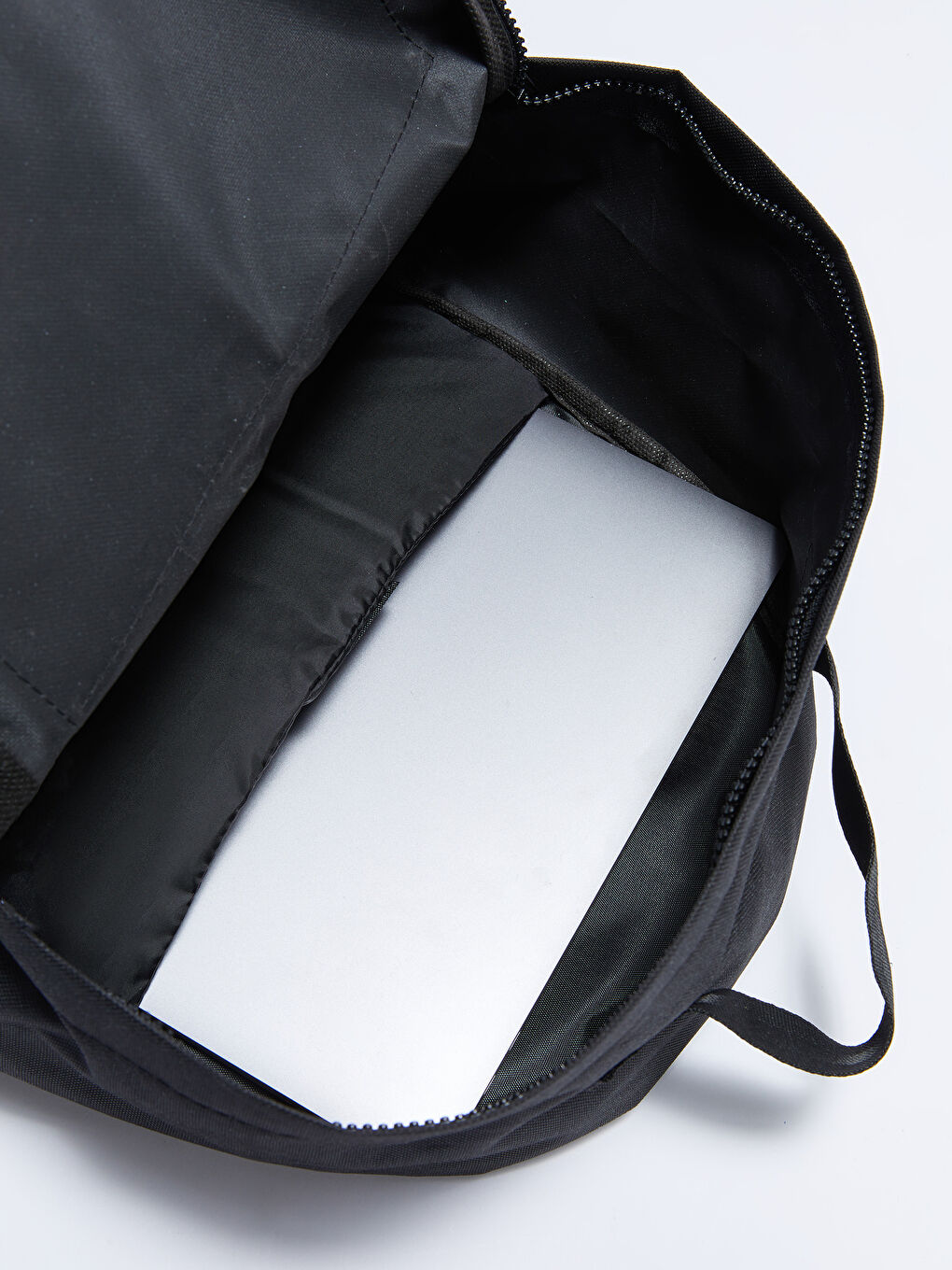 Siyah Paraşüt Kumaş Etiket Baskılı Kadın Sırt Çantası-3