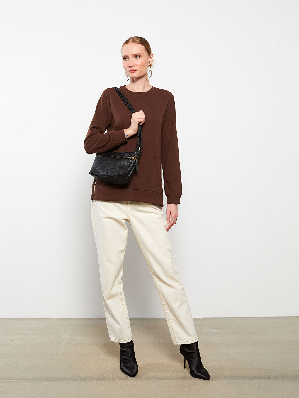 Siyah Deri Görünümlü Kadın Çapraz Çanta