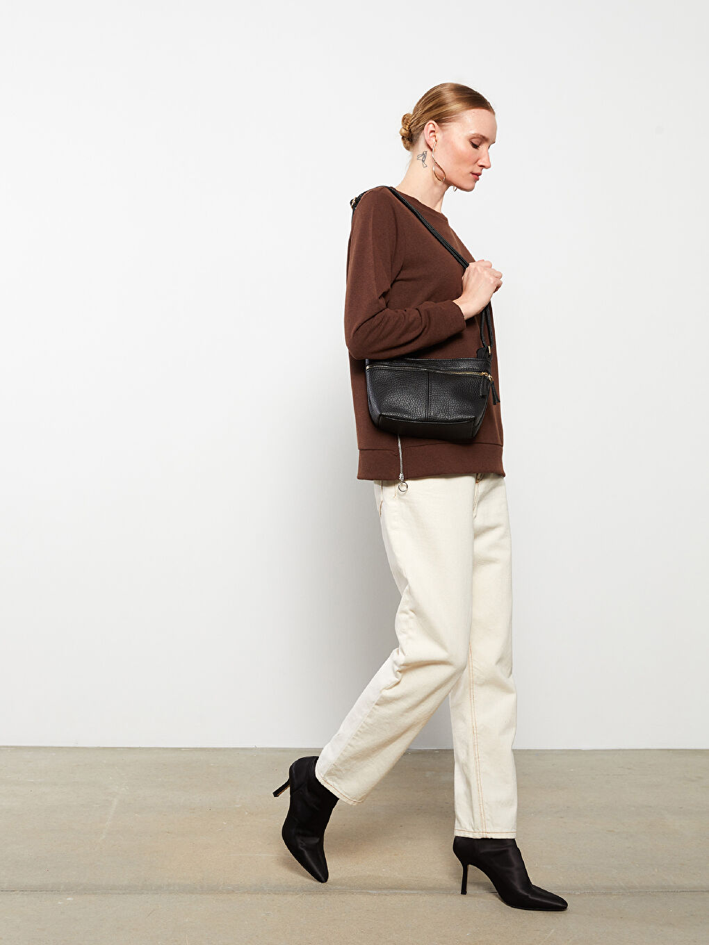 Siyah Deri Görünümlü Kadın Çapraz Çanta-1