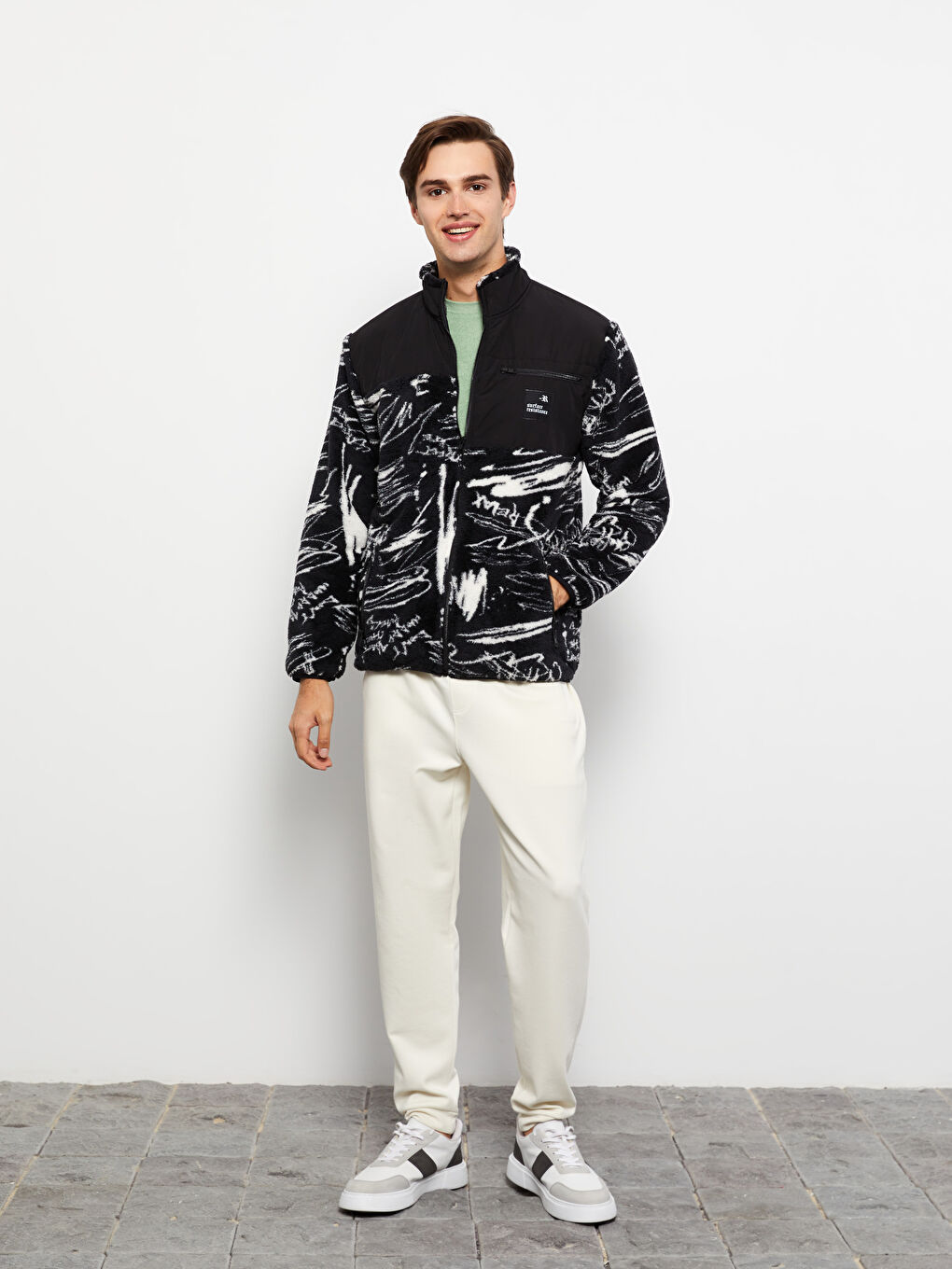 Siyah Dik Yaka Uzun Kollu Pelüş Erkek Spor Hırka-1