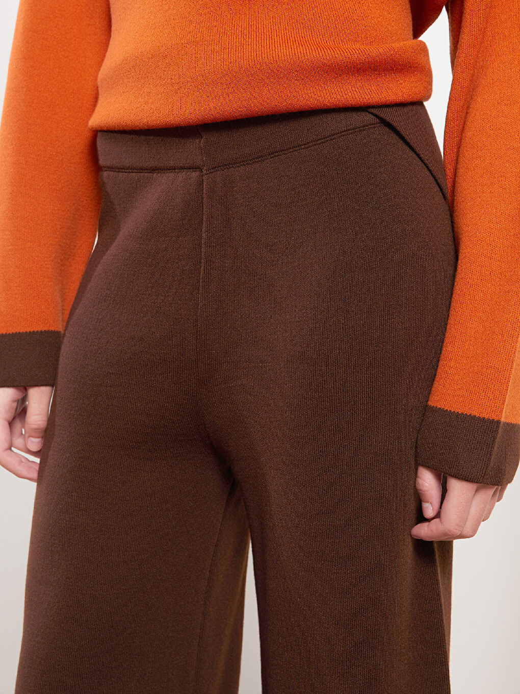 Женские трикотажные брюки с эластичным поясом и однотонным дизайном-2