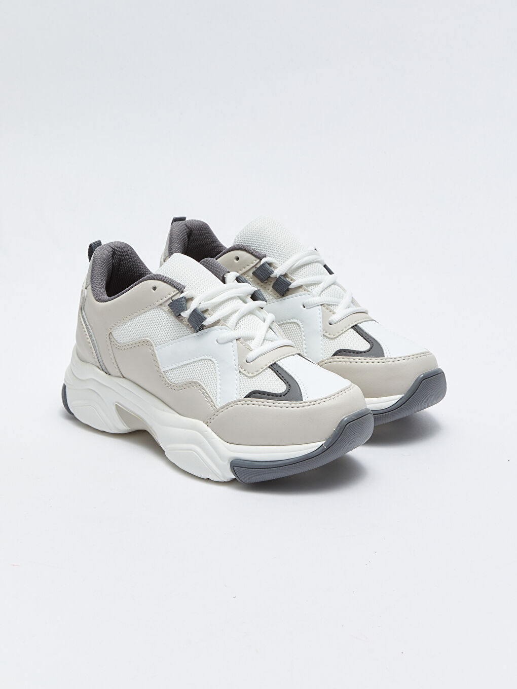 Кроссовки женские на шнуровке и толстой подошве