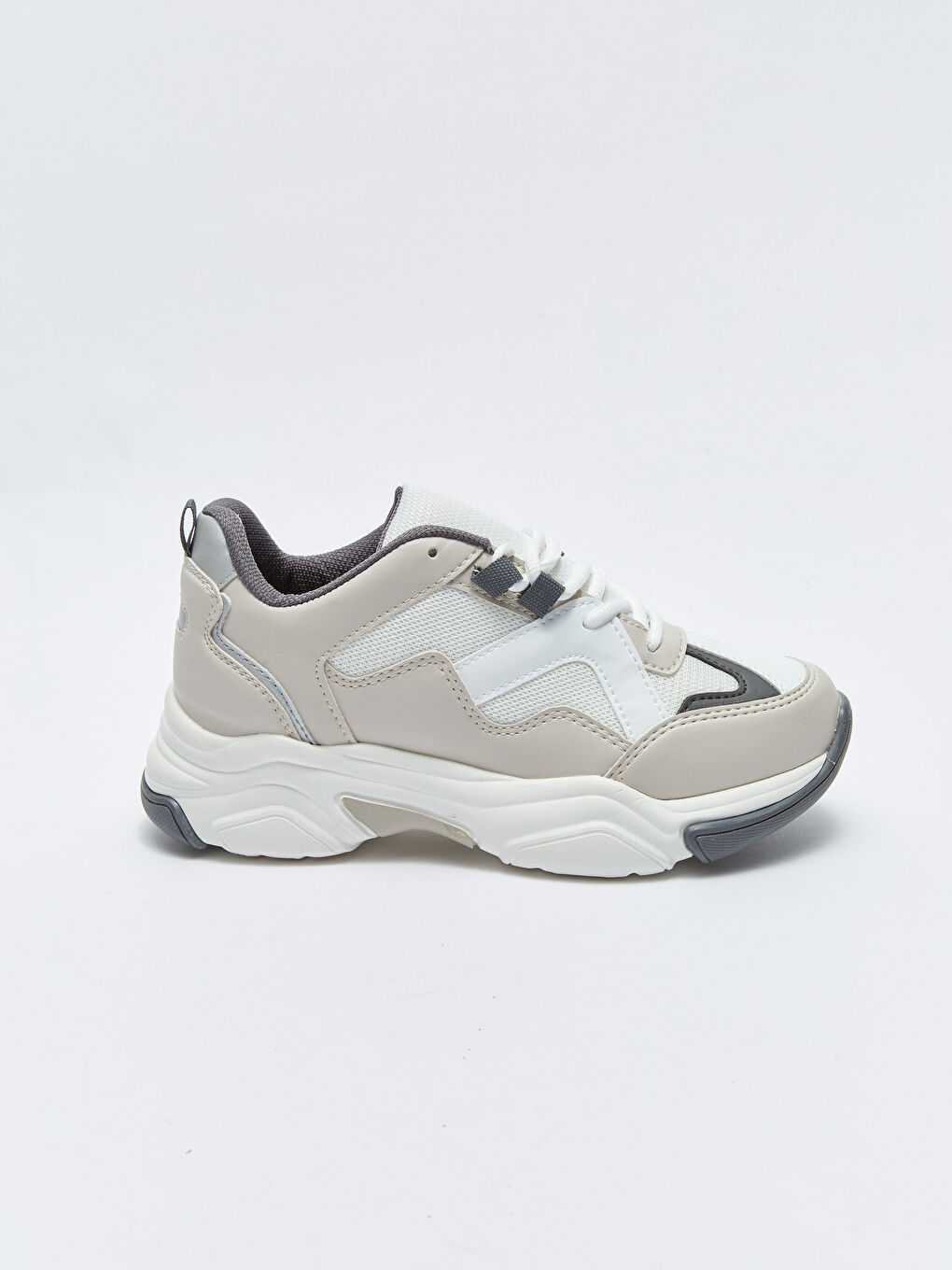 Кроссовки женские на шнуровке и толстой подошве-1