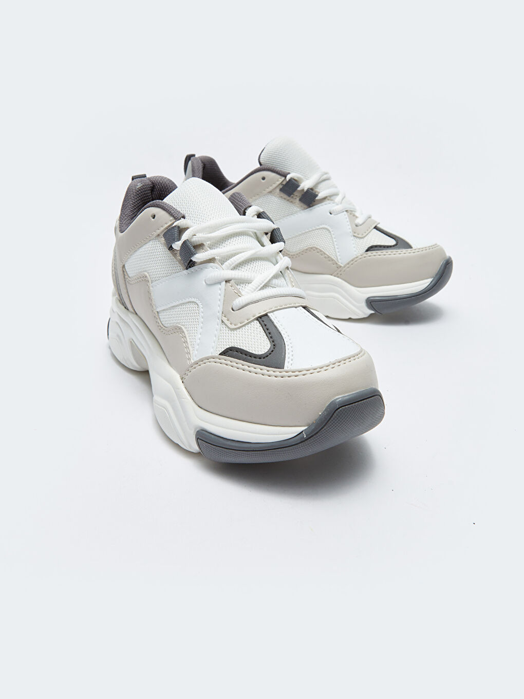 Кроссовки женские на шнуровке и толстой подошве-2