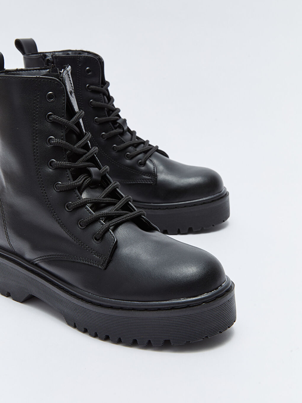 Siyah Deri Görünümlü Bağcıklı Kadın Kar Botu-2